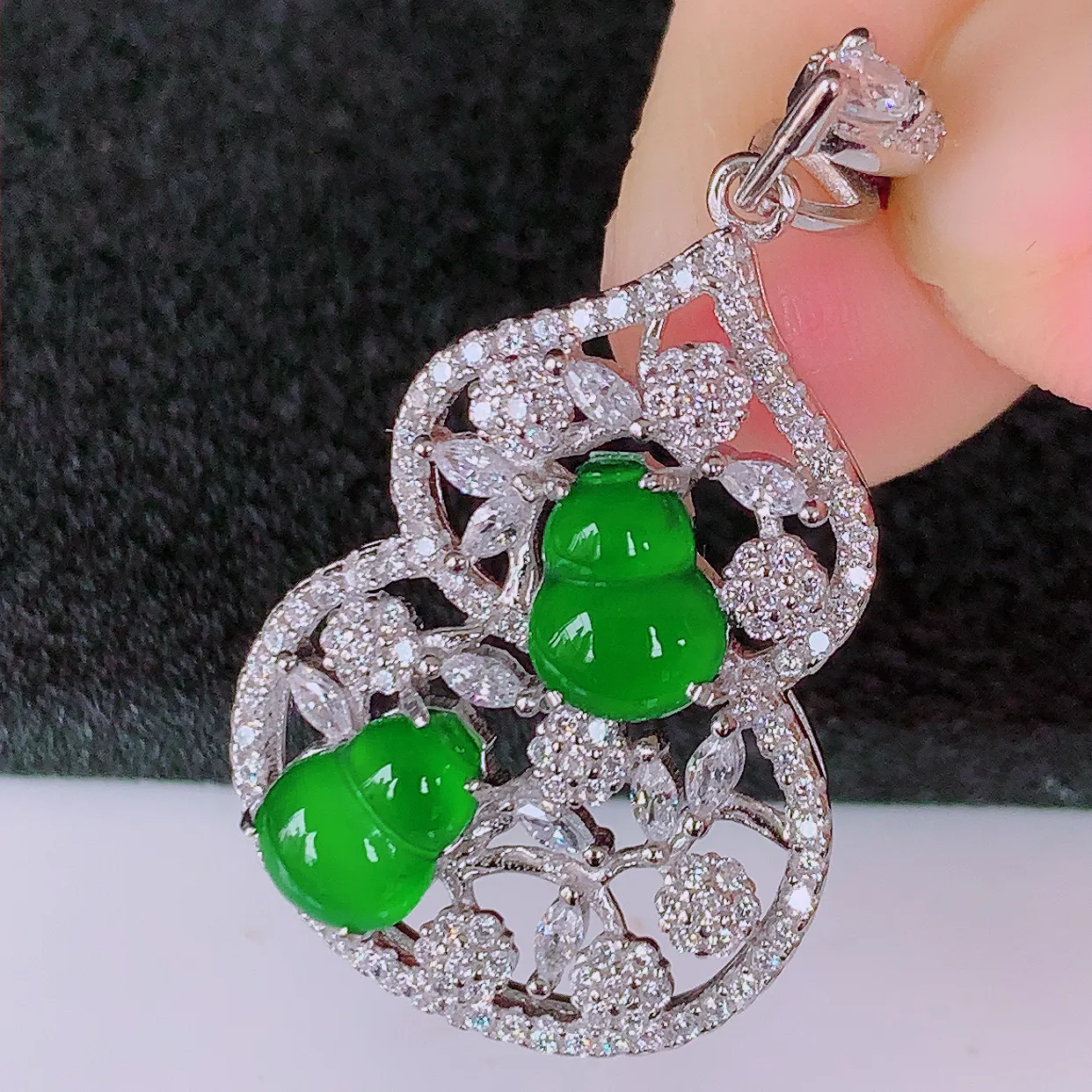 冰透满绿翡翠925银镶嵌葫芦吊坠，自然光实拍，翠色灵动，颜色漂亮，种老水足，品相佳，佩戴佳品！#97