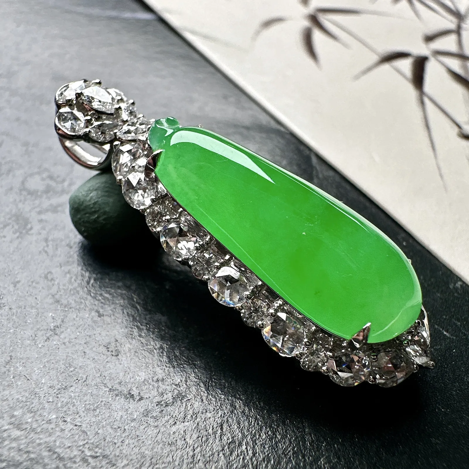 【冰种满绿福瓜】质地冰润细腻，种老起光，收藏品质，18K金钻镶嵌，裸石尺寸24.7*9.9*5.5毫米