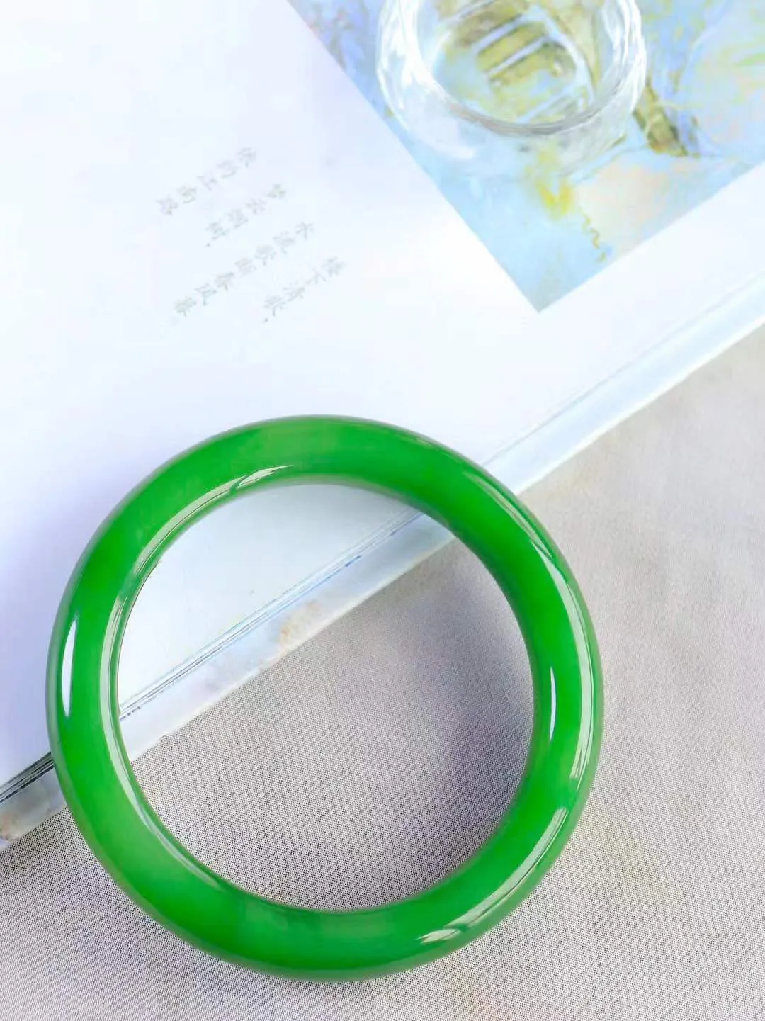 【碧波流转·手镯】

收藏级臻品️和田玉碧玉手镯，玉质细腻温润，手感舒适，️线条流畅，简约大气，美自天成，佩戴于腕间，婉约之美，举手投足间透出那份低调奢华，醉人心扉。
重55.2克 内径圈口58mm尺寸11.2-9.2mm  FDA-13402908