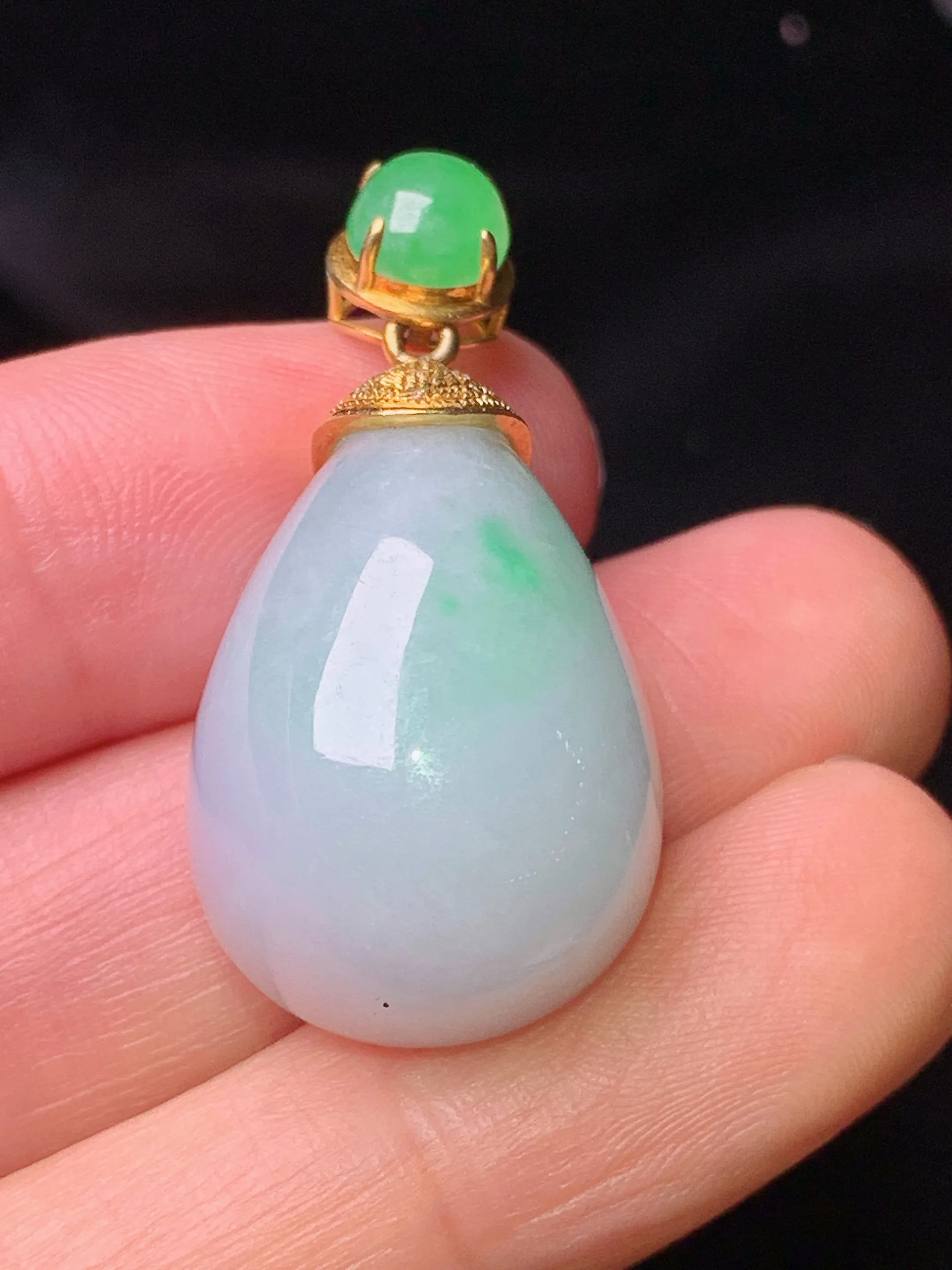 18k金镶嵌飘绿水滴吊坠 玉质细腻 色泽清新艳丽  整体尺寸33*17*14