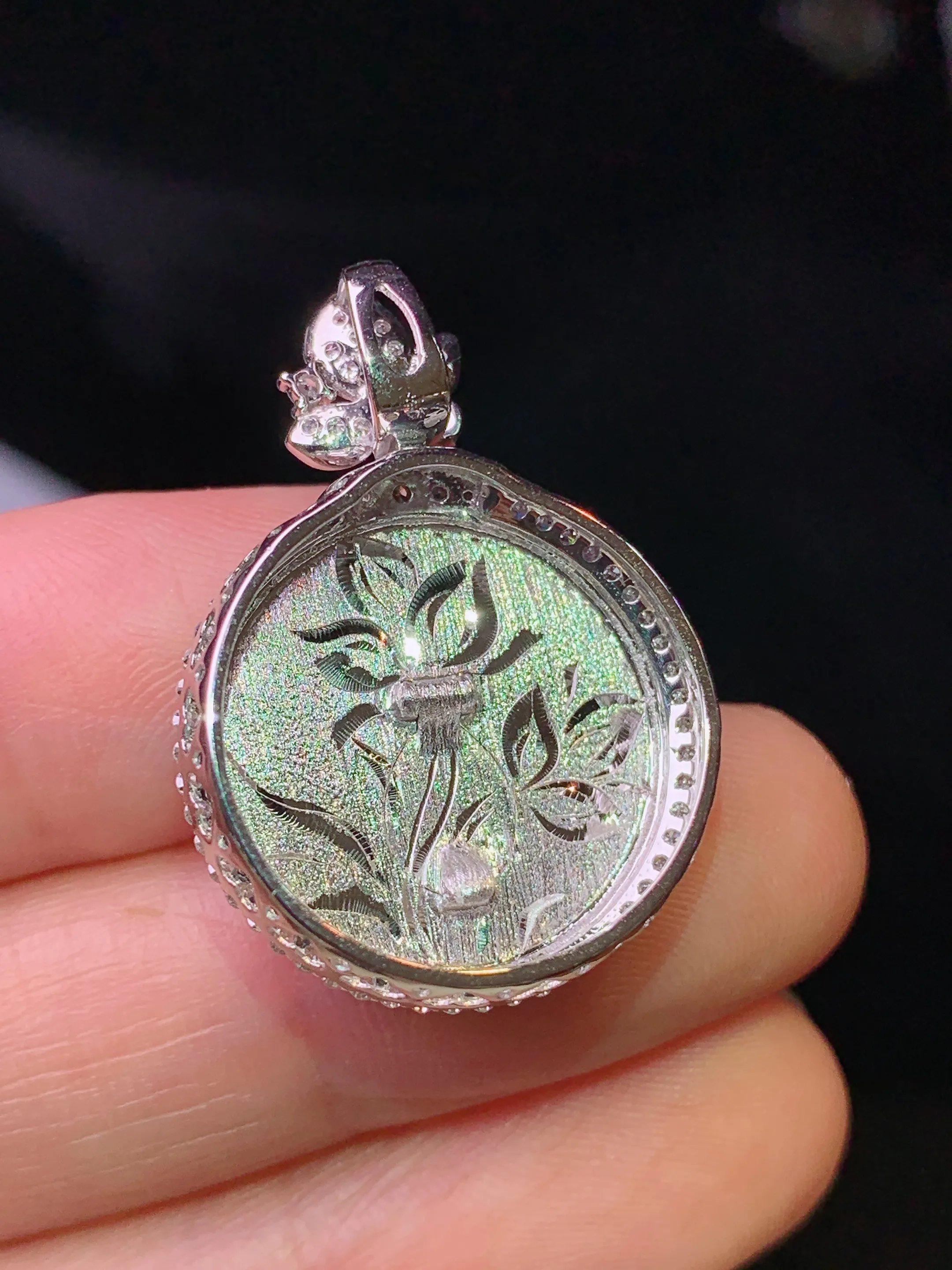 18k金钻镶嵌翠绿平安扣吊坠 玉质细腻 色泽清新艳丽 整体尺寸29*20.2*8.5