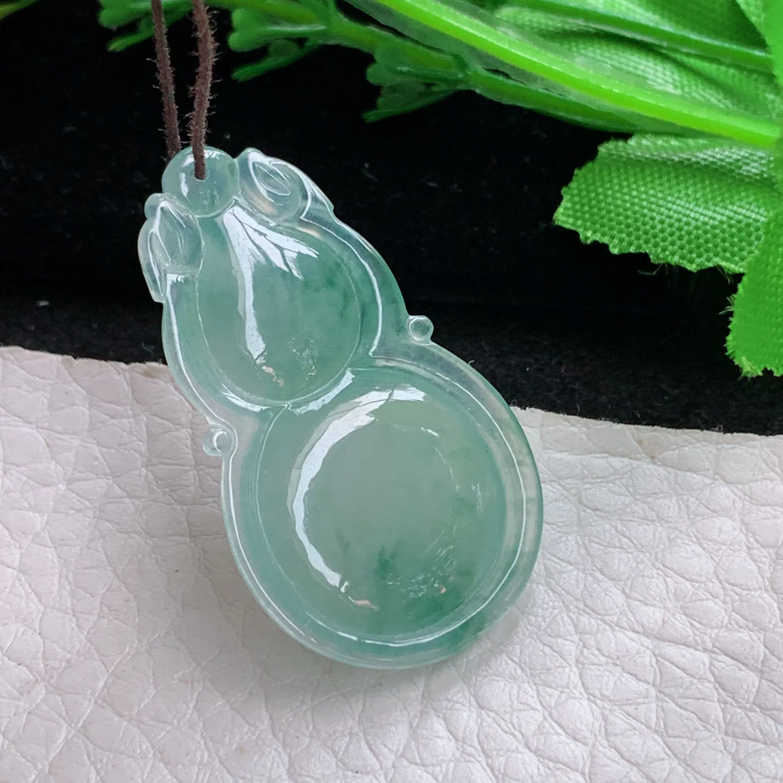 gp自然光37*21.8*6.2天然缅甸翡翠冰晴绿饱满飘花葫芦玉吊坠