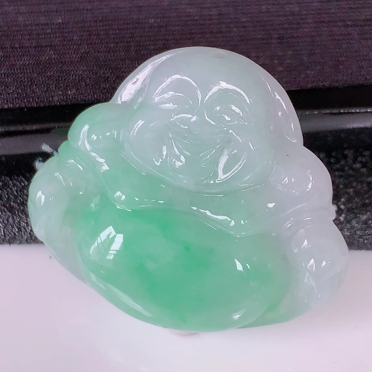 自然光实拍，冰润飘绿佛公吊坠，翡翠开心笑佛，种老水足，颜色漂亮，立体饱满圆润，佩戴效果赞#57.29