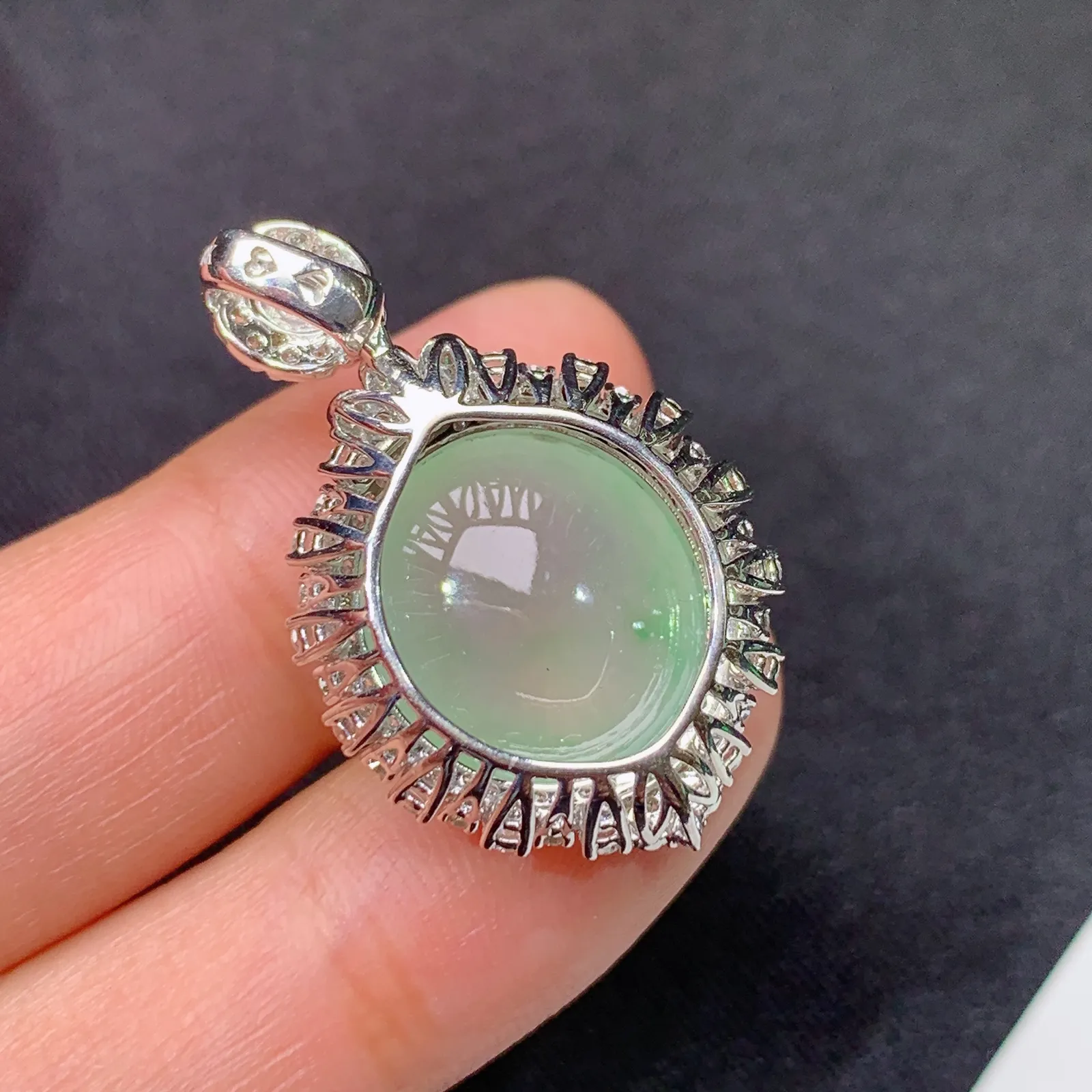 冰晴底蛋面吊坠，18k金镶嵌，冰润饱满，玉质细腻，种水足，Al 尺寸30.8*19*11.3