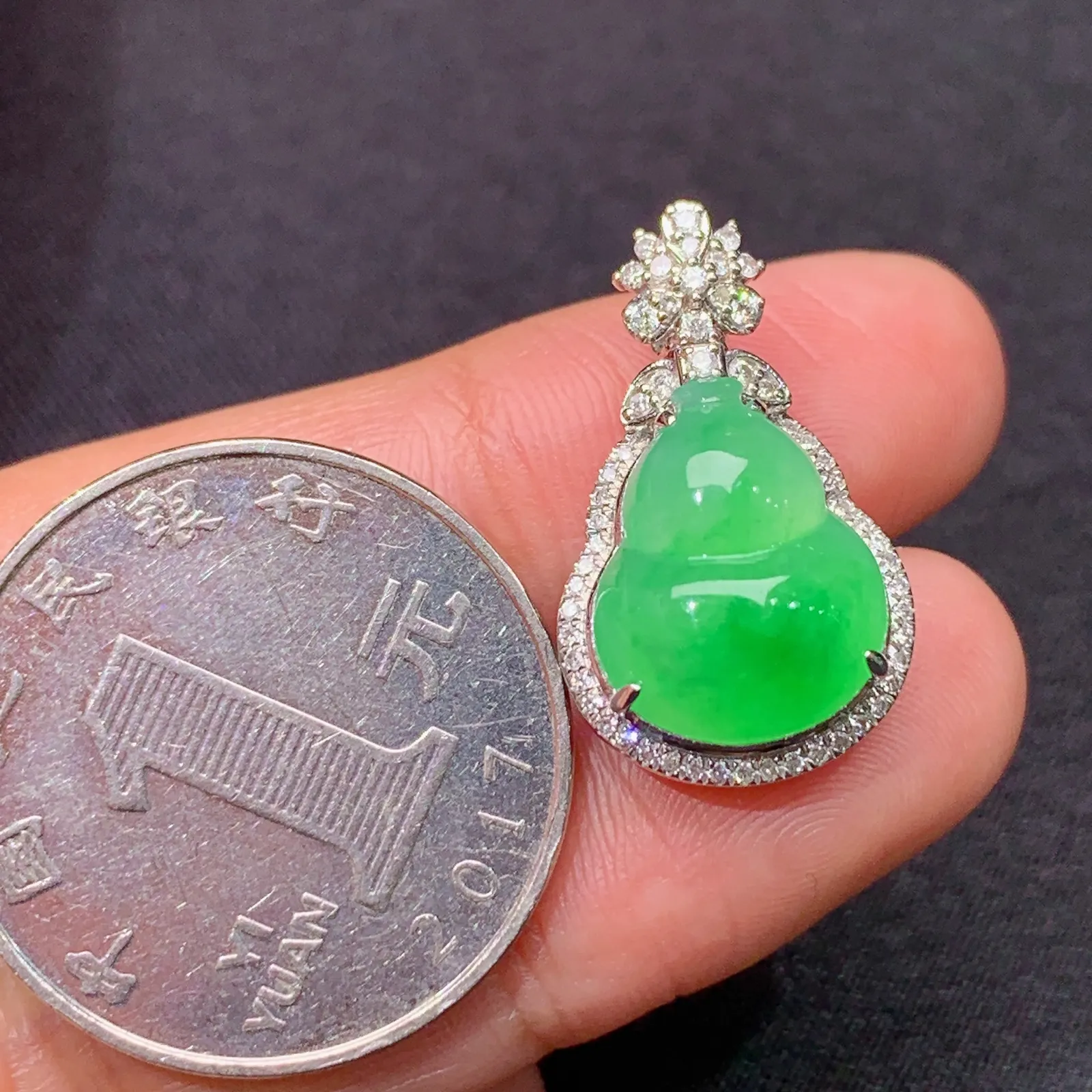 翠绿葫芦吊坠，18k金镶嵌，色泽鲜阳，冰润细腻，种水足，Xj 尺寸22.3*13.3*9.7