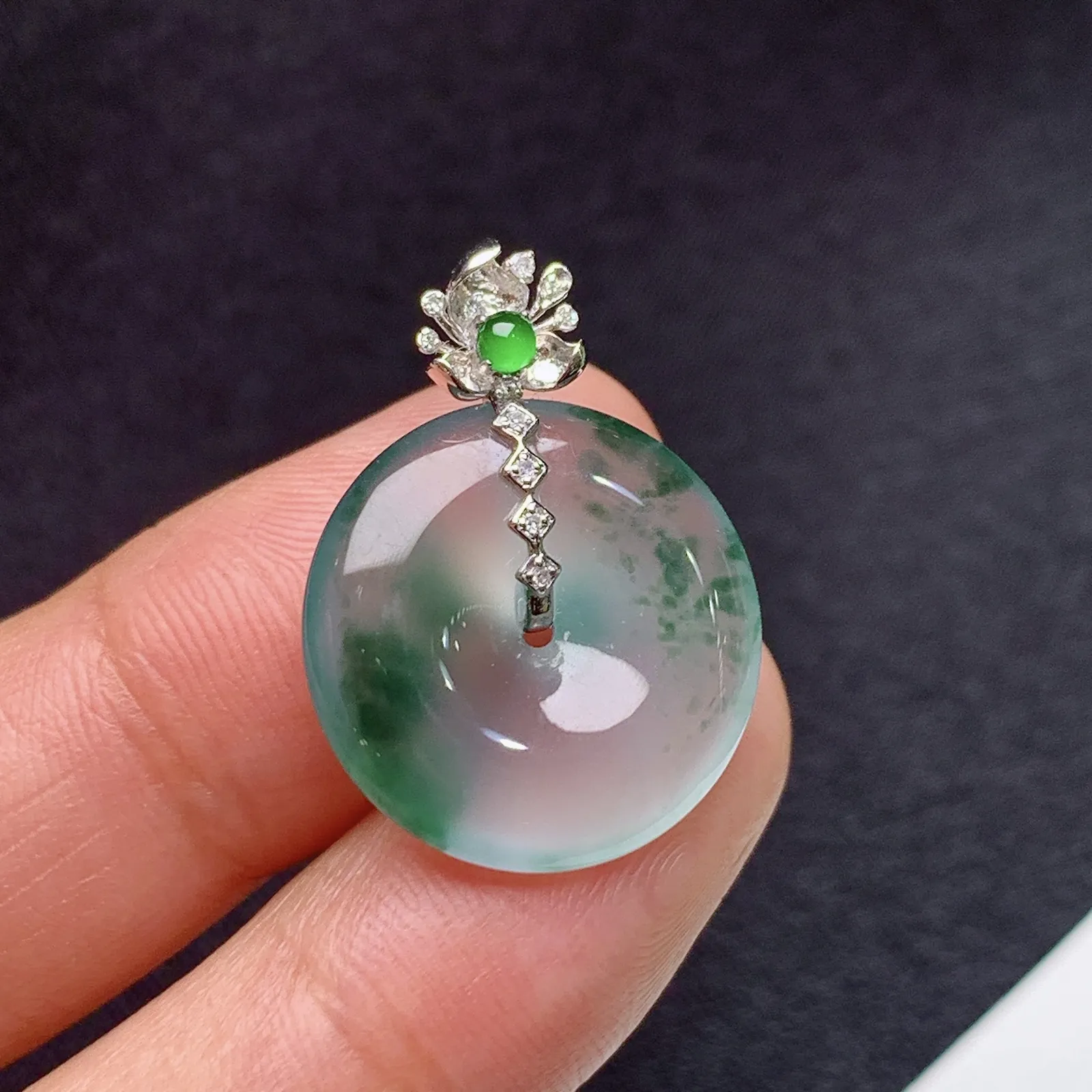 冰飘花平安扣吊坠，18k金镶嵌，冰冰润润，玉质细腻，种水足 尺寸24*17.9*4.1