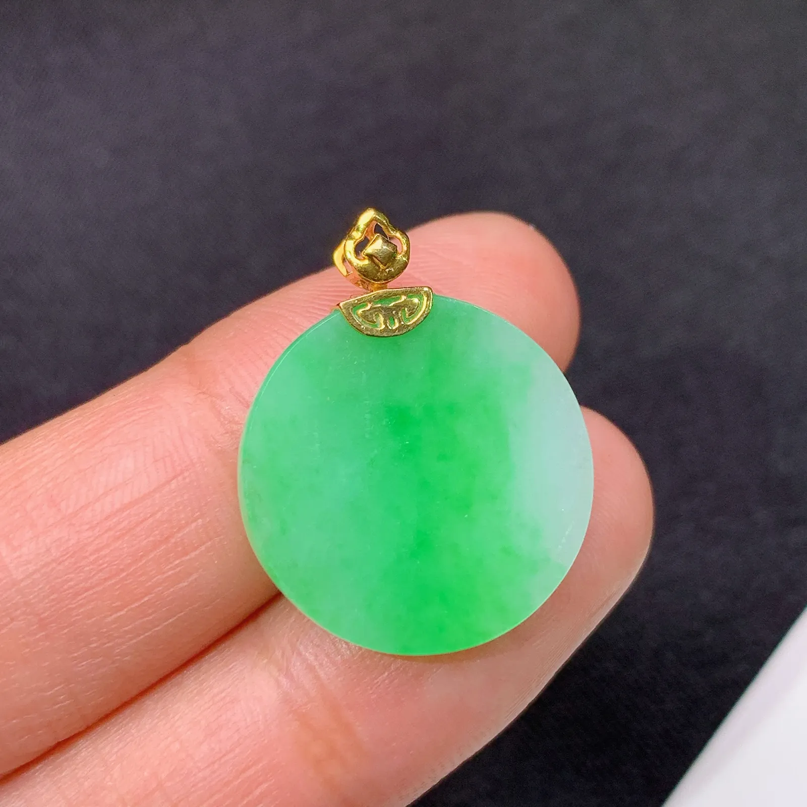 冰飘绿圆牌吊坠，18k金镶嵌，冰润色阳，玉质细腻，种水足，Al 尺寸23.2*18.6*2.3