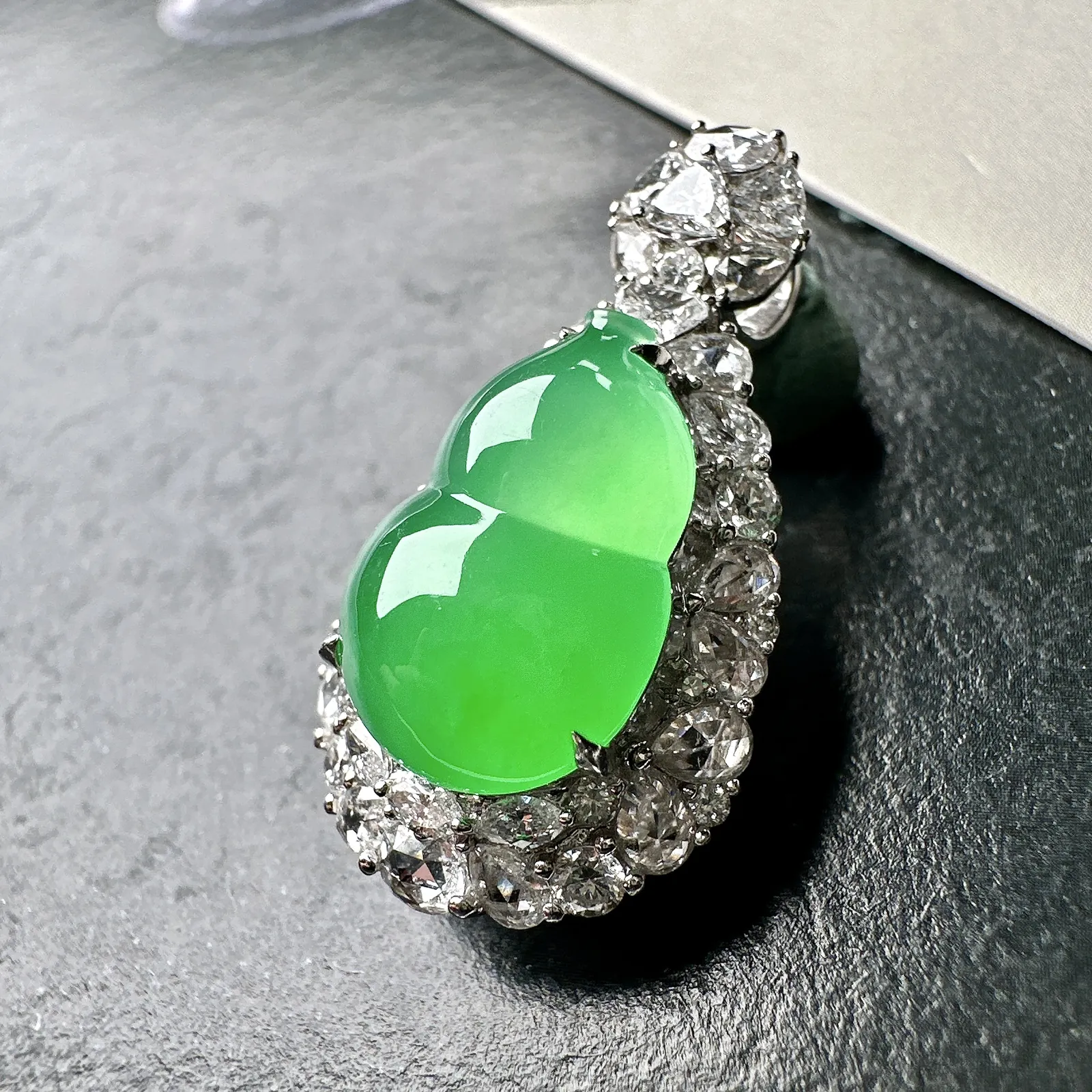 【冰种满绿葫芦】种水色俱全，冰透闪亮，通透感饱满度很好，18k金钻豪华镶嵌，裸石尺寸15.7*10.8*5.5毫米