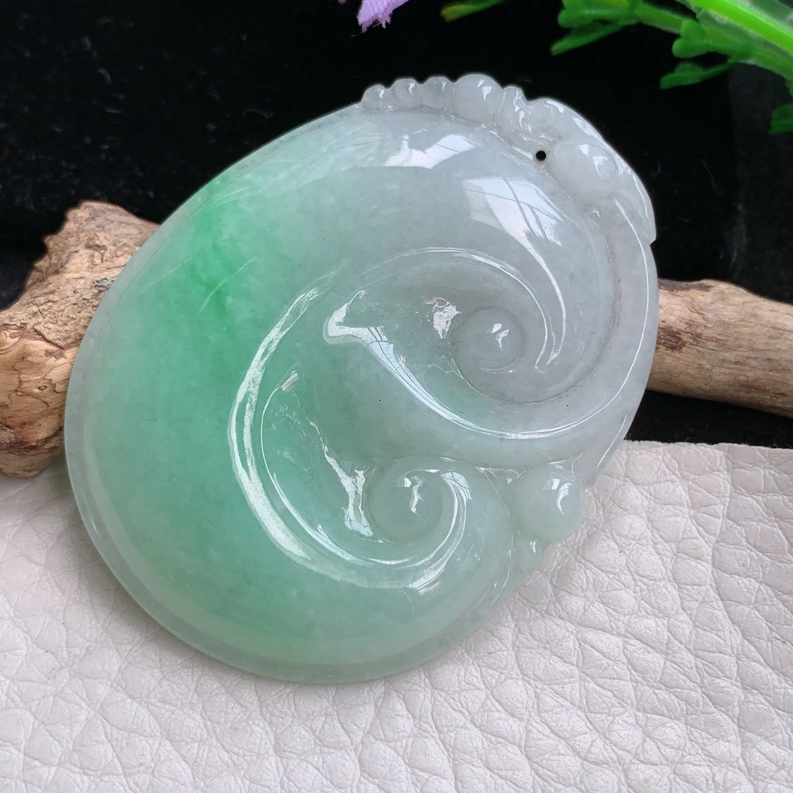 zen自然光52*40*5.8天然缅甸翡翠饱满飘绿清新玉如意玉吊坠 毛衣坠