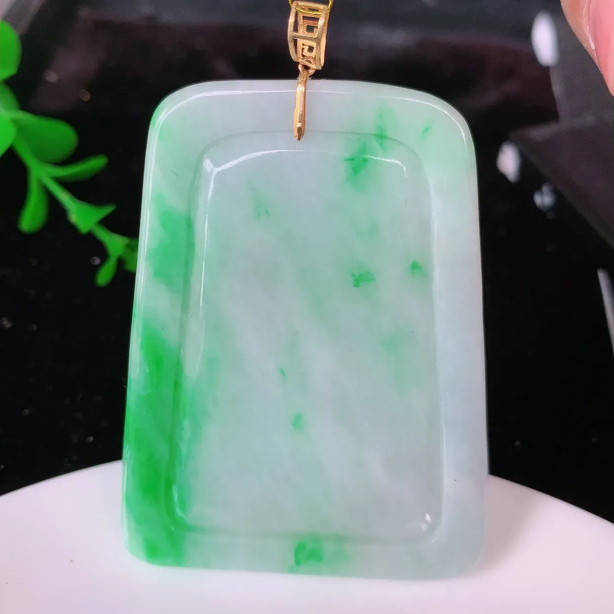 18K金镶嵌冰润飘绿翡翠观音菩萨吊坠，赐福翡翠观音，观音面相端庄，品相佳，佩戴气质！#35.29整体66裸石55.8*44.5*5