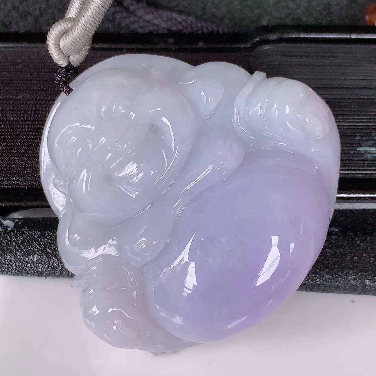 自然光实拍，大件厚装紫罗兰翡翠佛公吊坠，翡翠开心笑佛，种老水足，颜色漂亮，立体饱满圆润，佩戴效果赞#46.29