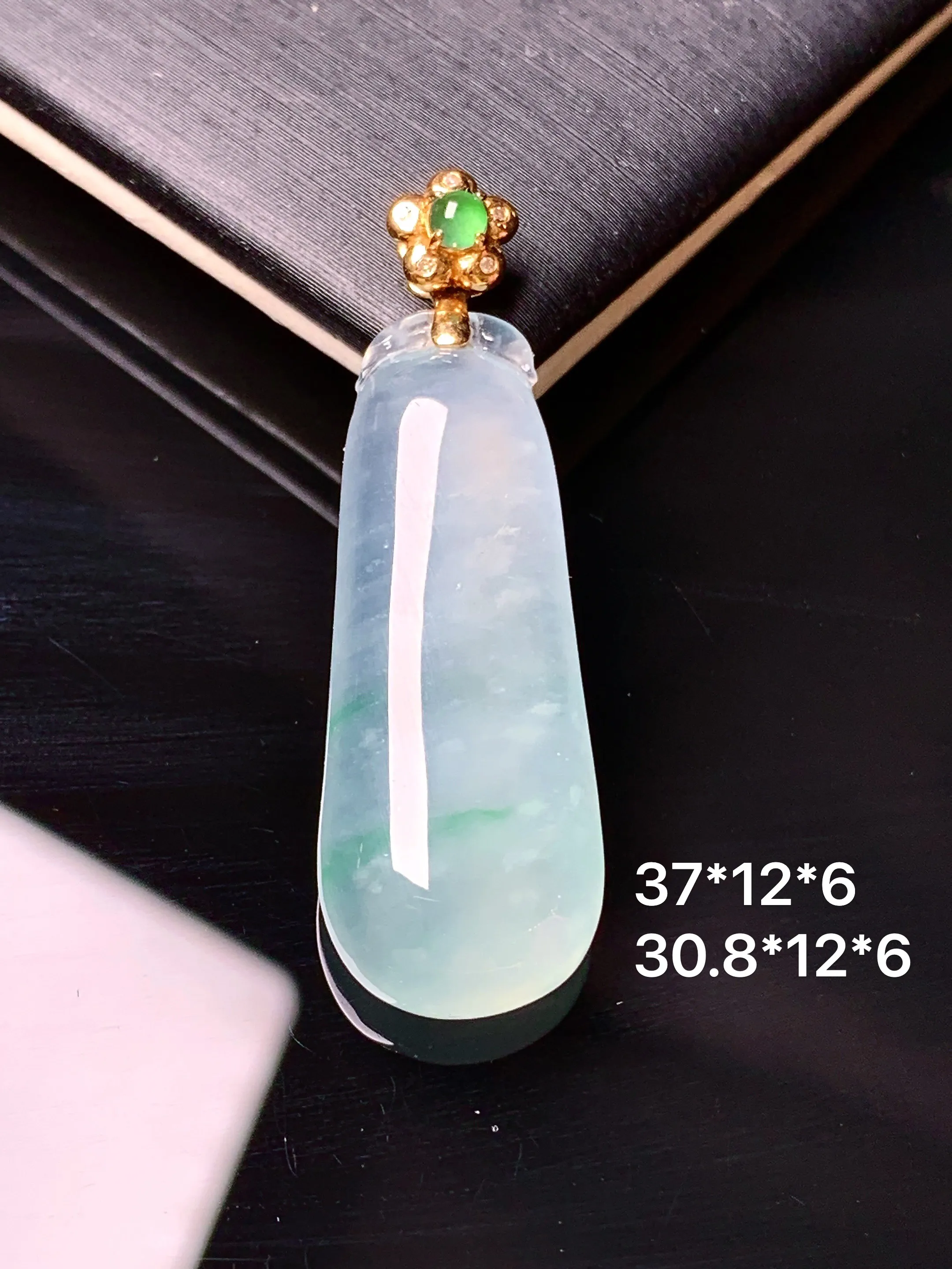 18k金钻镶嵌冰种福瓜吊坠 玉质细腻 色泽清新艳丽 整体尺寸37*12*6