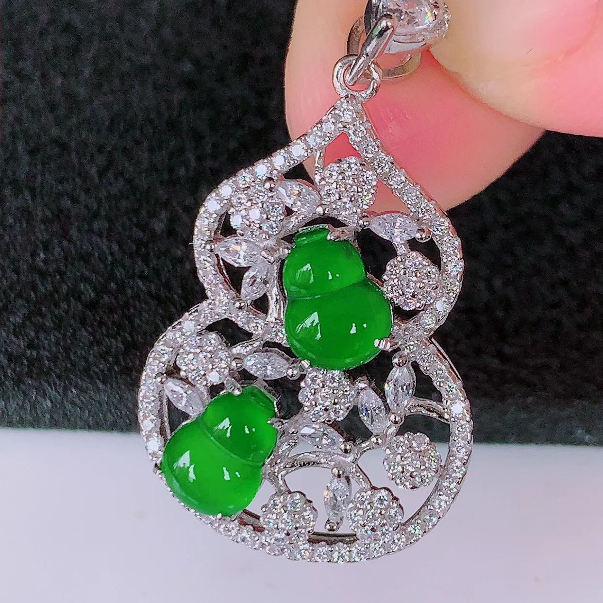 冰透满绿翡翠925银镶嵌葫芦吊坠，自然光实拍，翠色灵动，颜色漂亮，种老水足，品相佳，佩戴佳品！#97.29整体33.8*20*5.5裸石7.5*5.8
