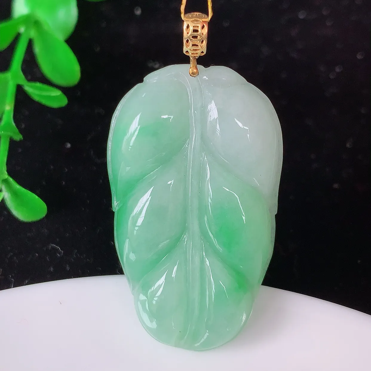 18K金镶嵌飘绿翡翠叶子吊坠 ，种水足，色泽清新，工艺精湛，叶子寓意美好；金枝玉叶，事业有成。#35