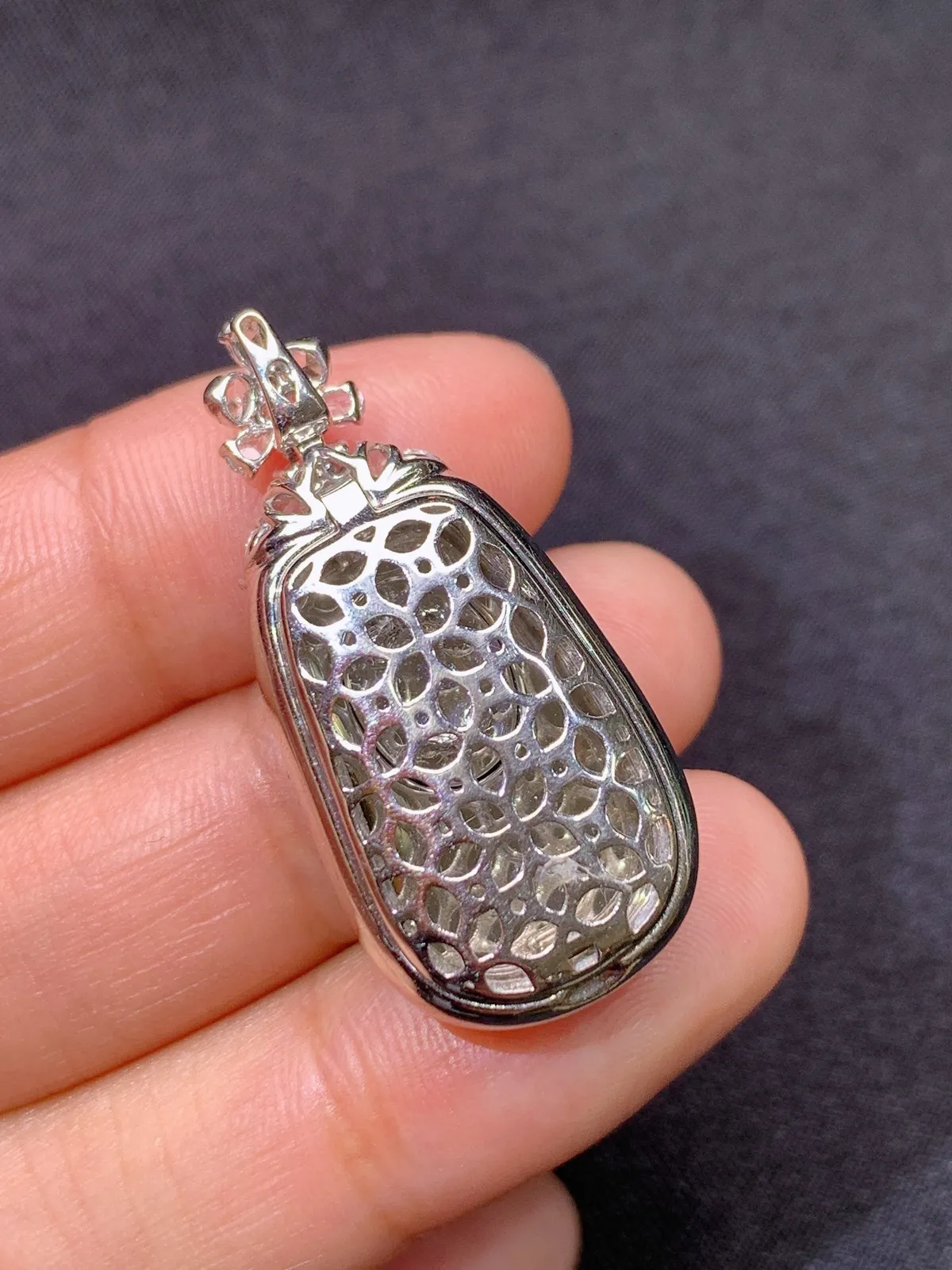 冰阳绿如意吊坠，18k金镶嵌，色泽鲜阳，冰润细腻，种水足 尺寸34.1*16.1*8.3