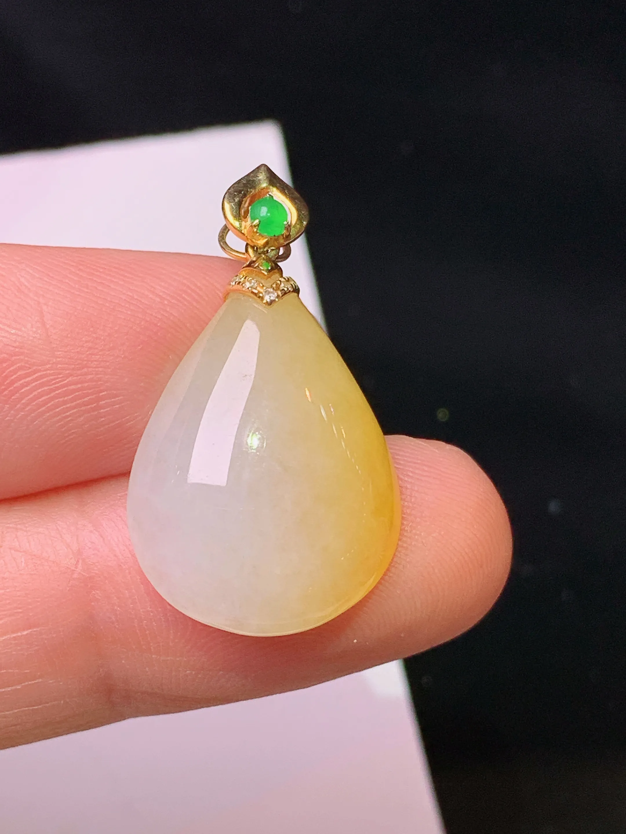 18k金钻镶嵌飘黄翡水滴吊坠 玉质细腻 色泽清新艳丽 整体尺寸26.6*15*5.6