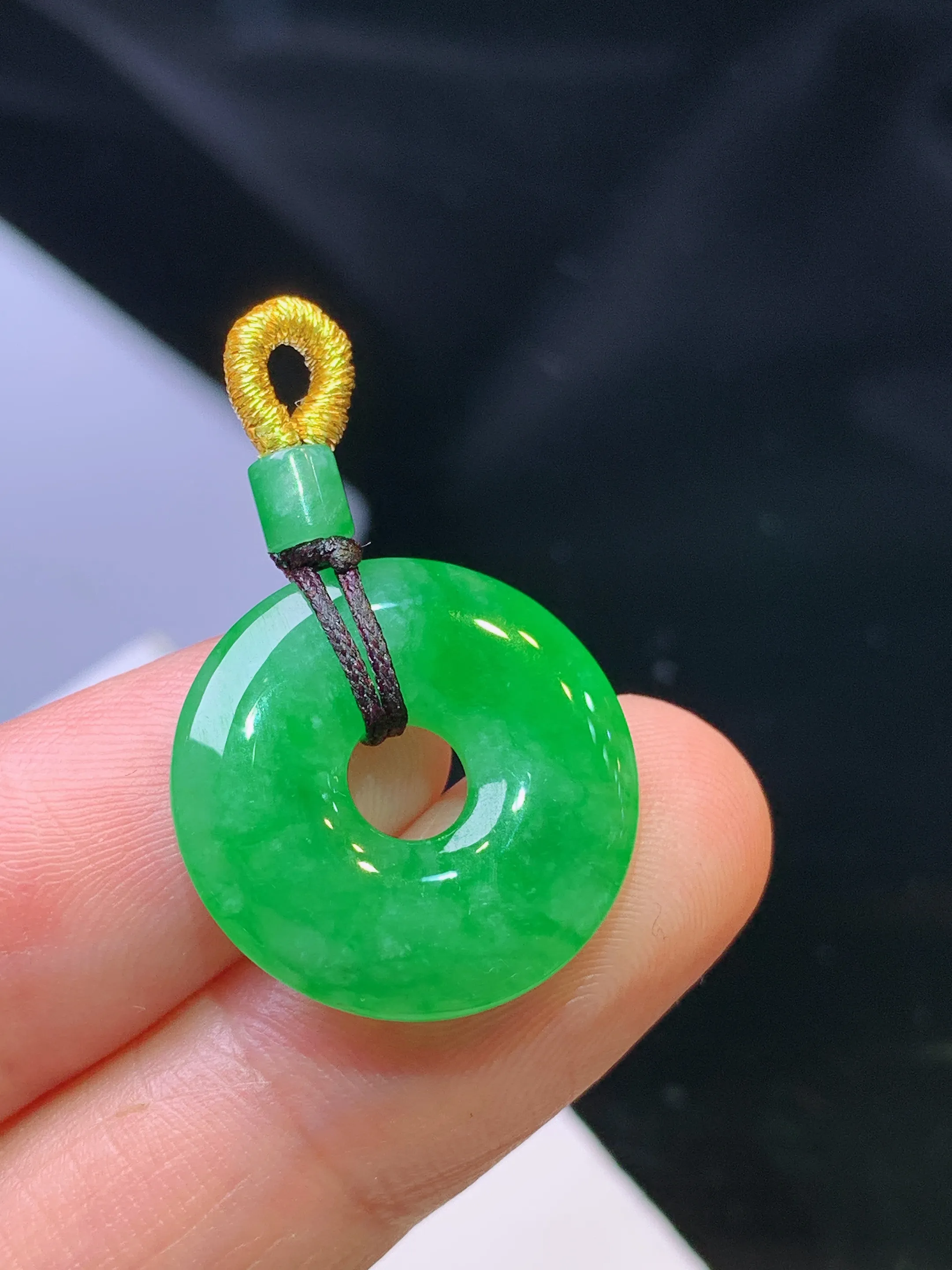 翠绿平安扣吊坠 玉质细腻 色泽清新艳丽  整体尺寸19.2*3.5