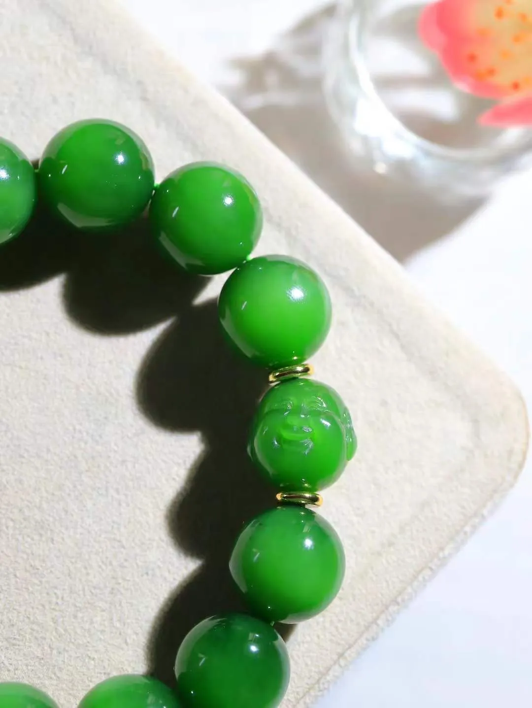 【珠圆玉润.手串】

收藏级臻品️和田玉碧玉猫眼珠圆玉润手串 玉质温润细腻  整串打磨圆润，佩戴舒适。珠珠落玉盘，间关莺语花底滑，一生美好时光，无论身在何处，都有它相伴相守。事事顺遂，幸福美满，吉祥如意。重89克 尺寸取一16mm  FDA-22120233