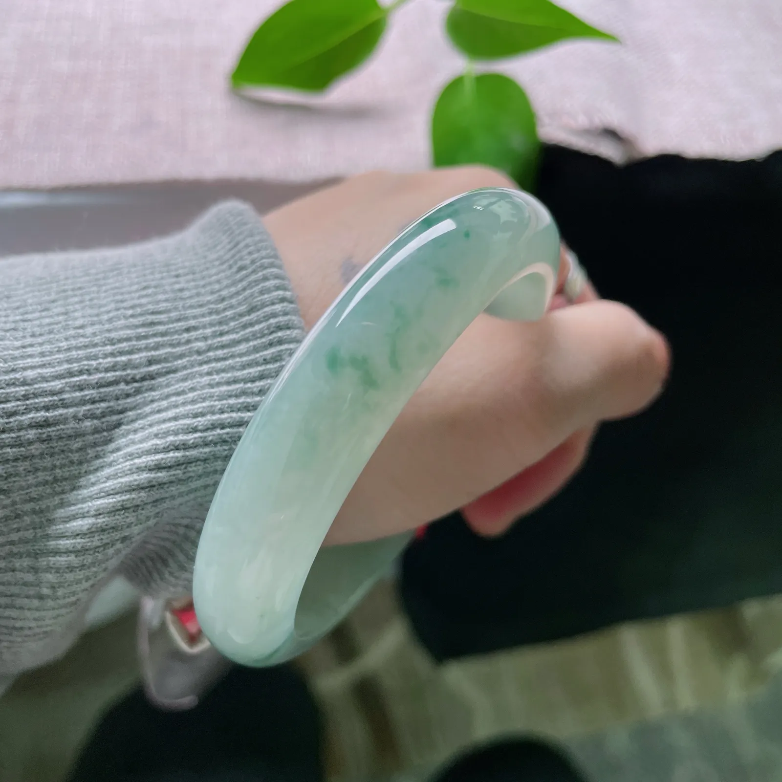 58.5/13/8.3，冰晴底正圈，一抹淡淡飘花点缀，种很老，清透感满满，完美。