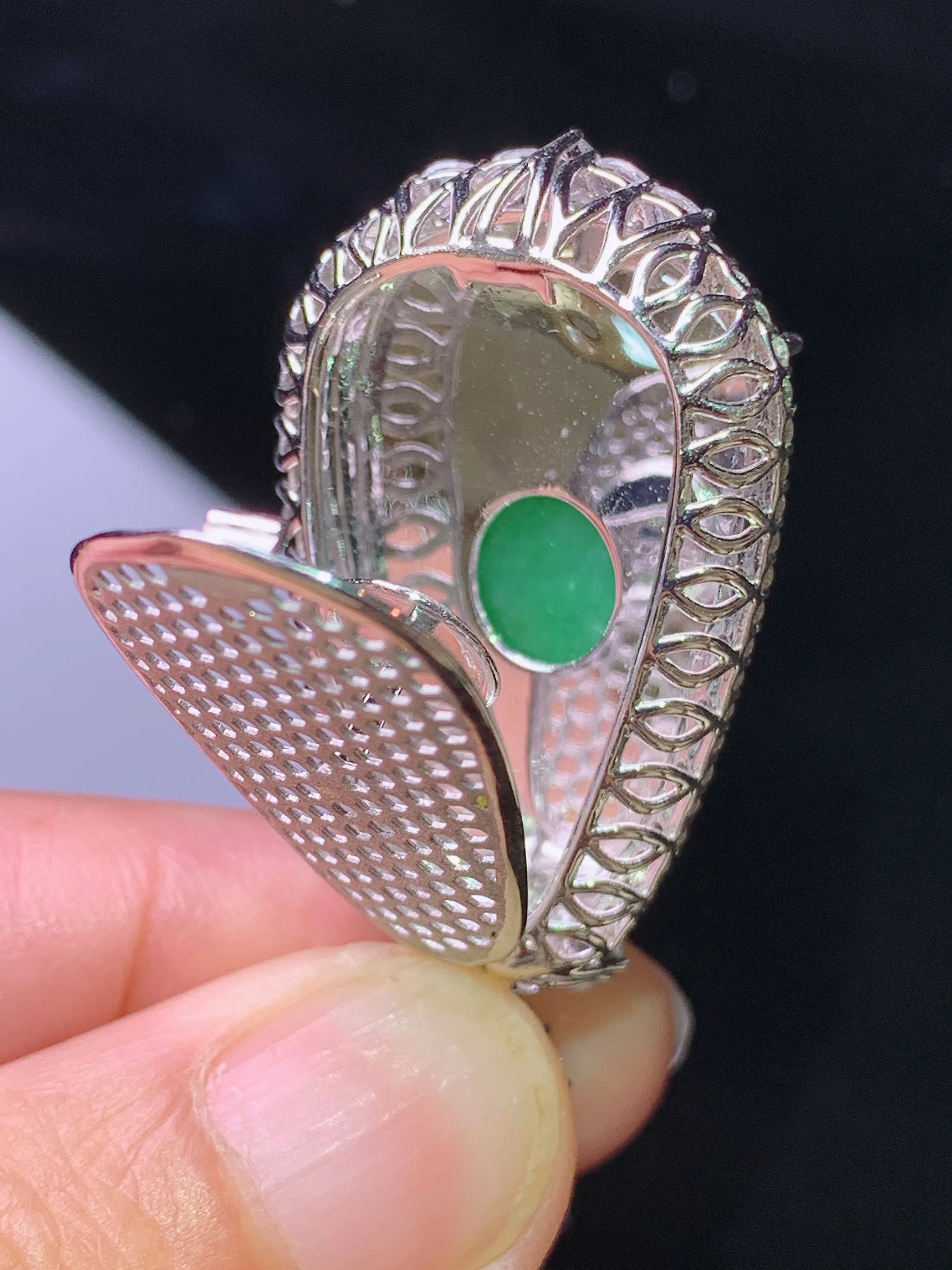 18k金钻镶嵌翠绿如意吊坠 玉质细腻 色泽清新艳丽  整体尺寸41.8*21.1*9.2