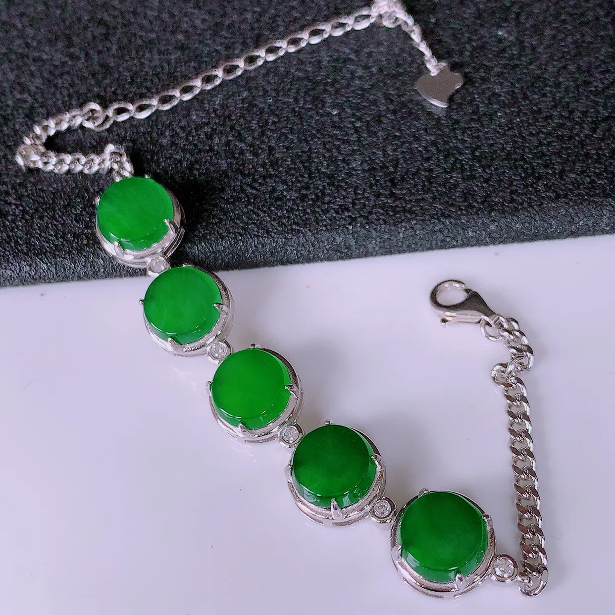 冰透满绿翡翠925银镶嵌手链，自然光实拍，翠色灵动，颜色漂亮，种老水足，品相佳，佩戴佳品！#97.29取一整体9.5*9.5*5裸石8*8