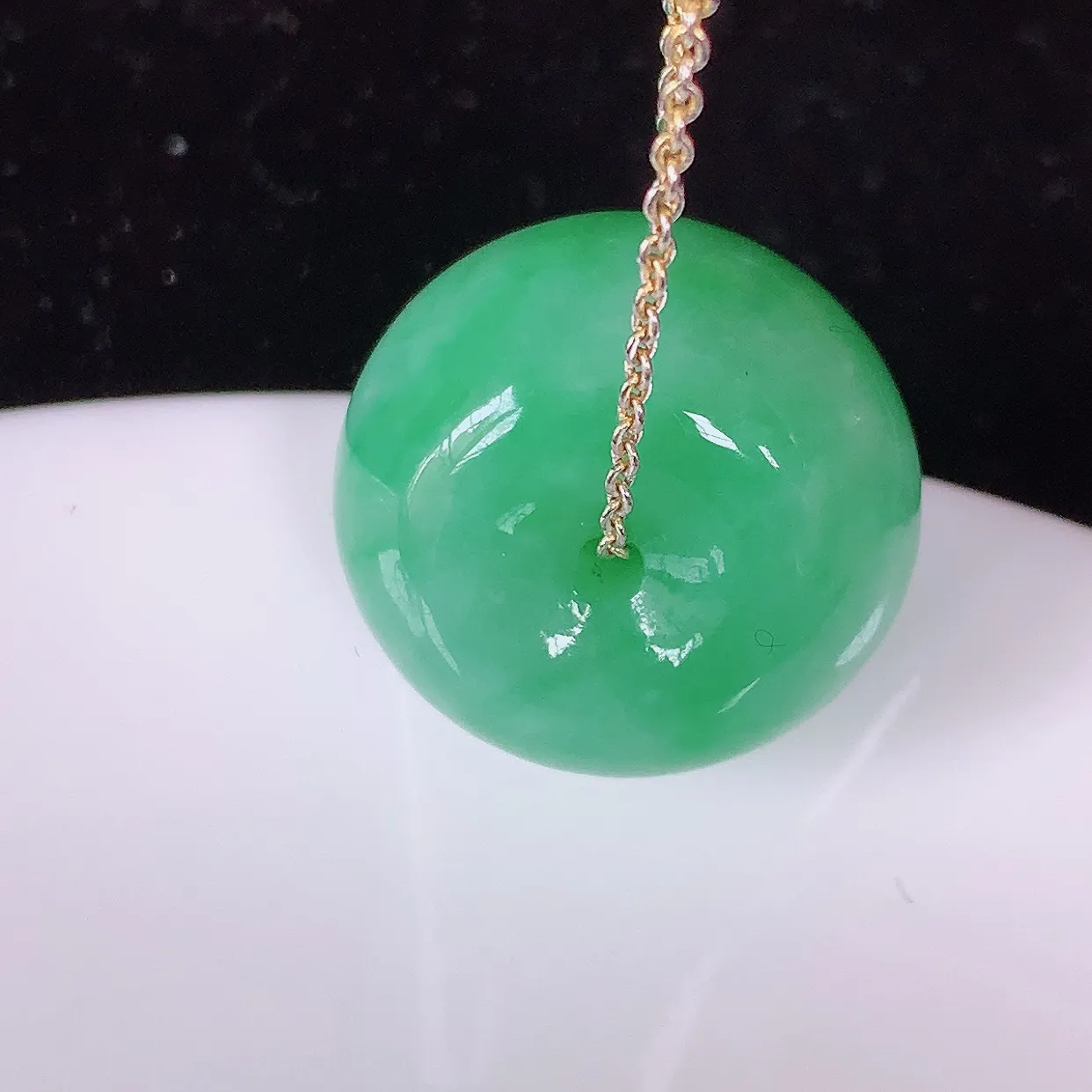 自然光实拍，冰润满绿翡翠路路通吊坠，翠色灵动，种老水足，路路畅通，寓意好，品相佳，佩戴佳品！#05.