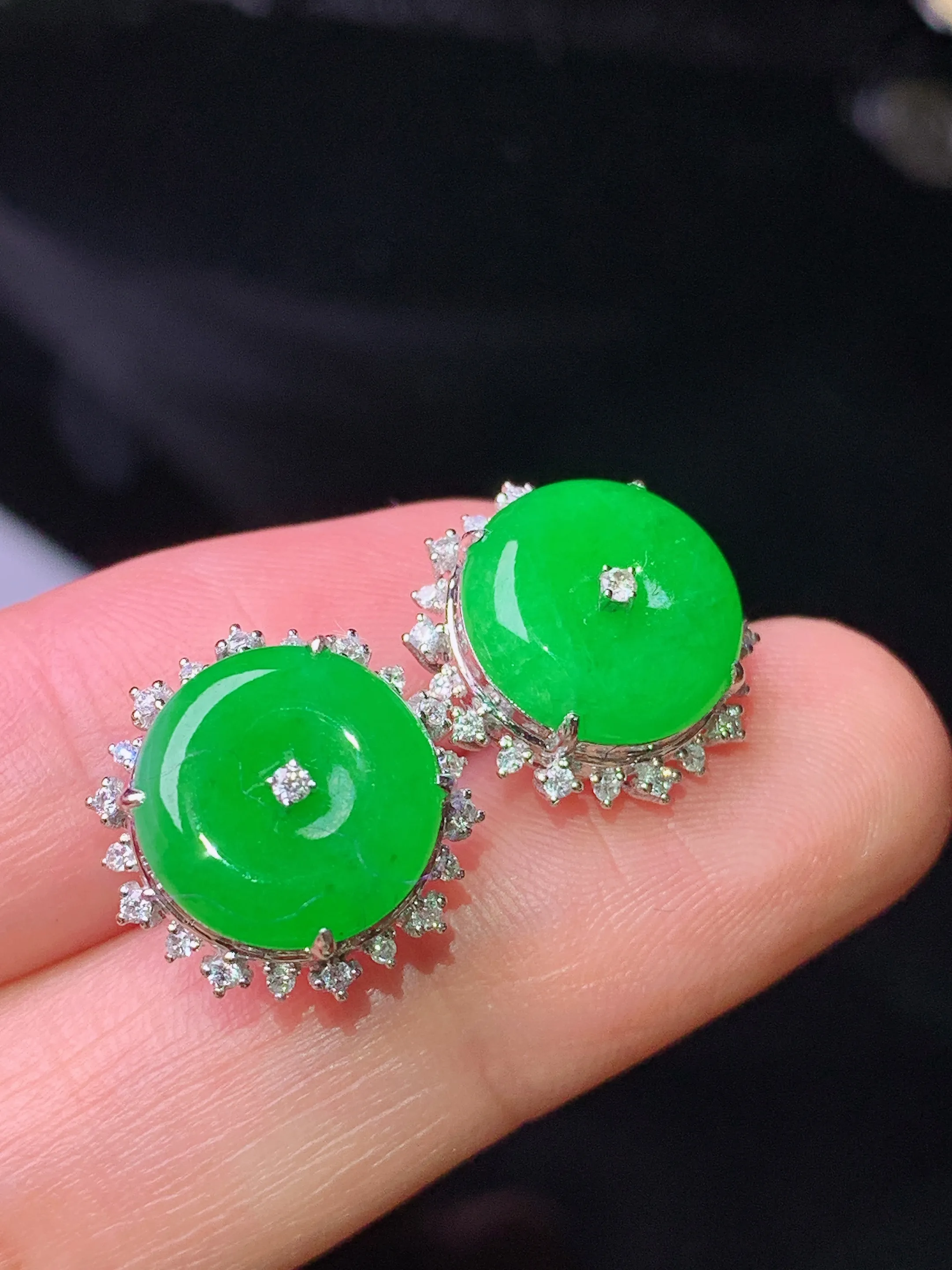 18k金钻镶嵌翠绿平安扣耳钉 玉质细腻 色泽清新艳丽 整体尺寸14.6*6.8