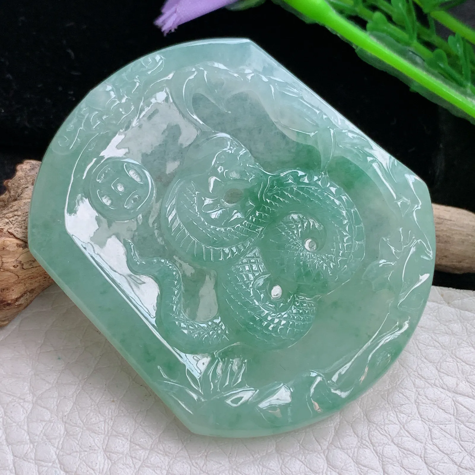 kh自然光54*46*4.5天然缅甸翡翠飘绿花腰缠万贯 年肖蛇玉吊坠 毛衣坠