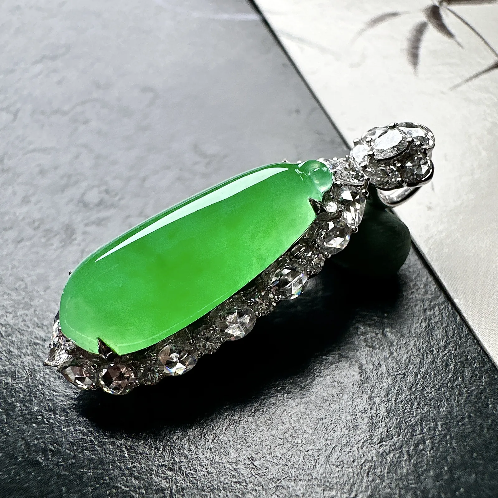 【冰种满绿福瓜】质地冰润细腻，种老起光，收藏品质，18K金钻镶嵌，裸石尺寸24.7*9.9*5.5毫米