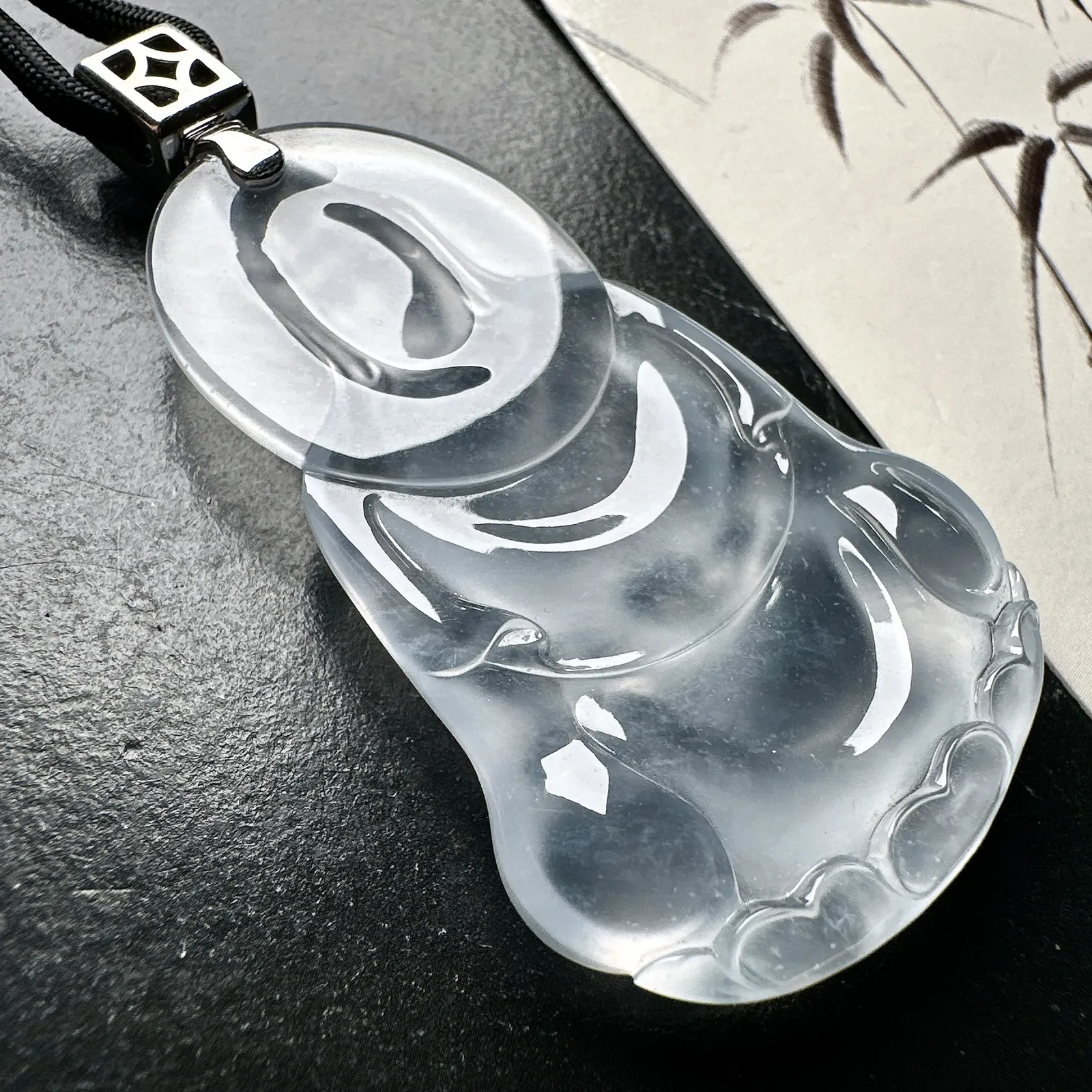 【玻璃种素衣观音】莲花观音精品件，质地细腻，通透度上佳，冰感十足，适合佩戴，收藏品质，18k金钻镶嵌，裸石尺寸53.4*33.4*7.9毫米