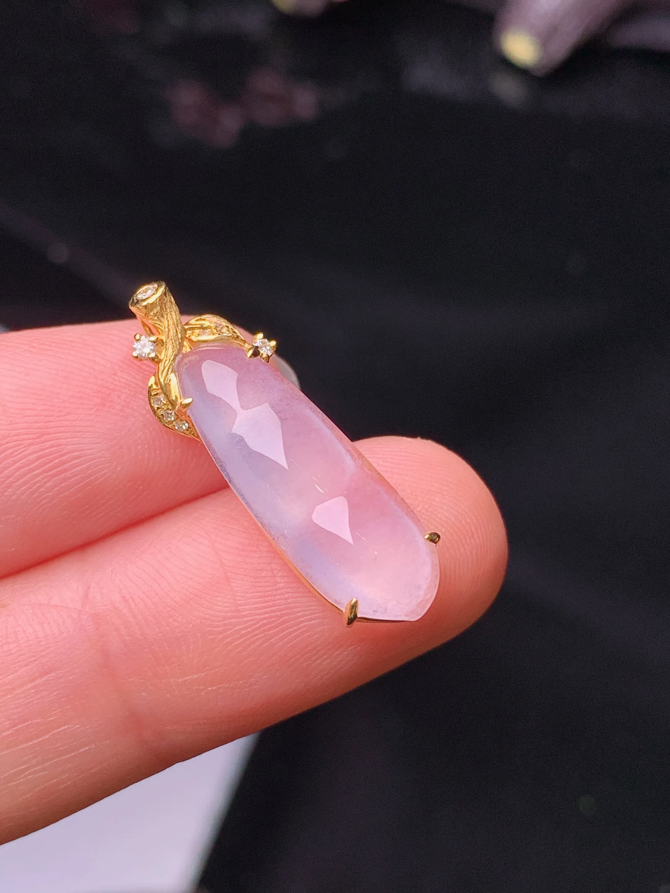 18k金钻镶嵌冰种四季豆吊坠 玉质细腻 色泽清新艳丽  整体尺寸25*7.2*5