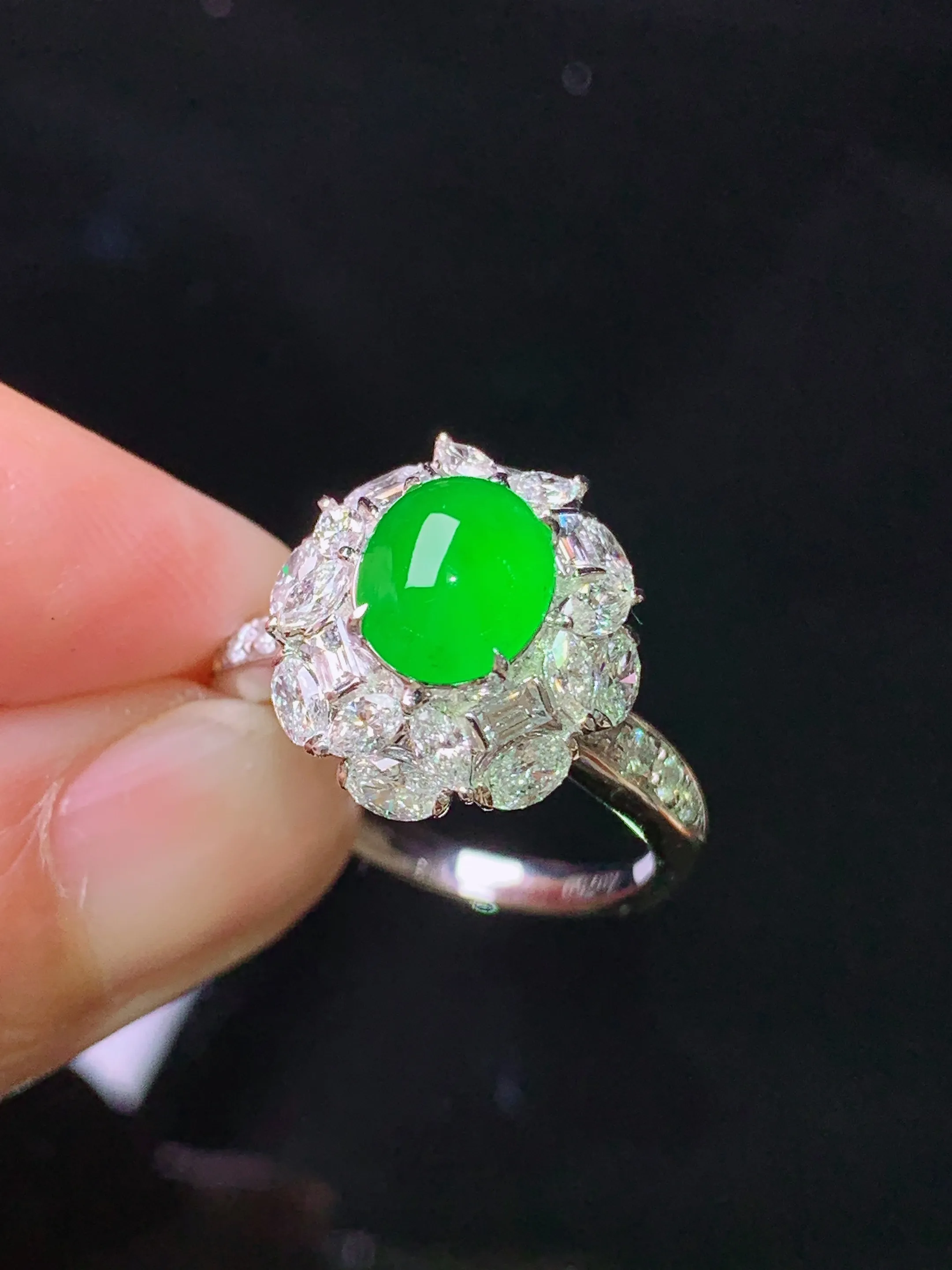 18k金钻镶嵌满绿蛋面戒指 玉质细腻 色泽清新艳丽  圈口13.5 整体尺寸14.2*13.3*11.2