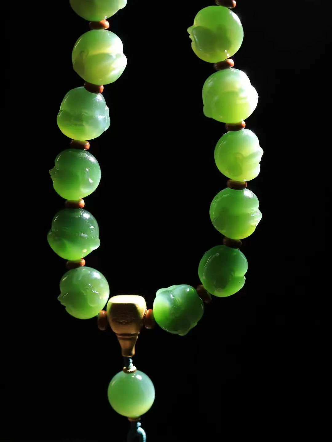 （弥勒笑佛.手持）

典藏级臻品️和田玉碧玉猫眼弥勒佛手持、脂粉浓郁，玉质细腻温润，油性十足，颗颗精雕笑佛，笑容可掬，让人如沐春风，笑语吟吟，寓意待人宽厚，遇事大度，能屈能伸，️福佛相伴，福运连绵。给佩戴者带来平安 。尺寸取一15.8-16.7-16.4mm重121.5克FDA-88120289A