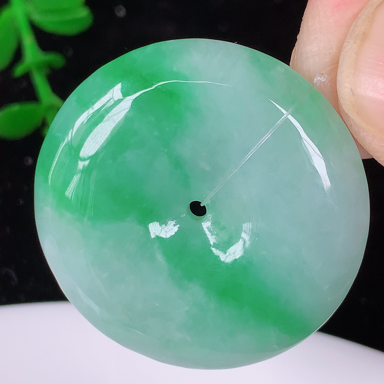 自然光实拍，水润飘绿翡翠平安扣吊坠，品相佳，美感十足，寓意平平安安，平安扣佩戴精美时尚！#49.29