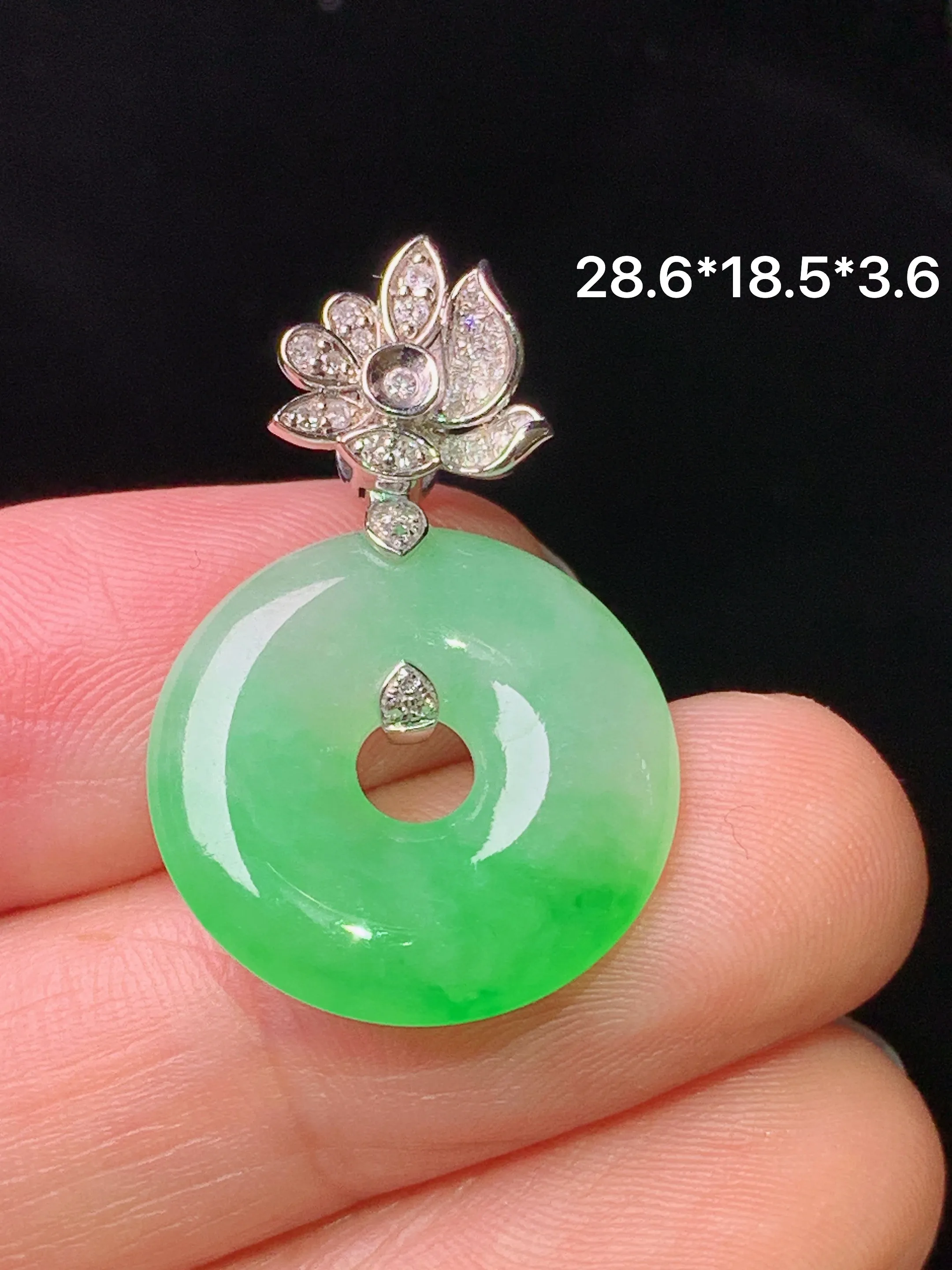 18k金钻镶嵌翠绿平安环吊坠 玉质细腻 色泽清新艳丽  整体尺寸28.6*18.5*3.6