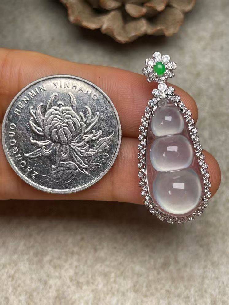 冰种福豆吊坠、真金真钻镶嵌，种水好，玉质细腻 .裸石尺寸 24.0*10.7