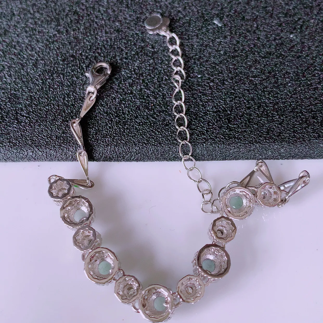 冰透满绿翡翠925银镶嵌手链，自然光实拍，翠色灵动，颜色漂亮，种老水足，品相佳，佩戴佳品！#97.29取一整体6.2*6.2*5.8裸石3.8*3.8