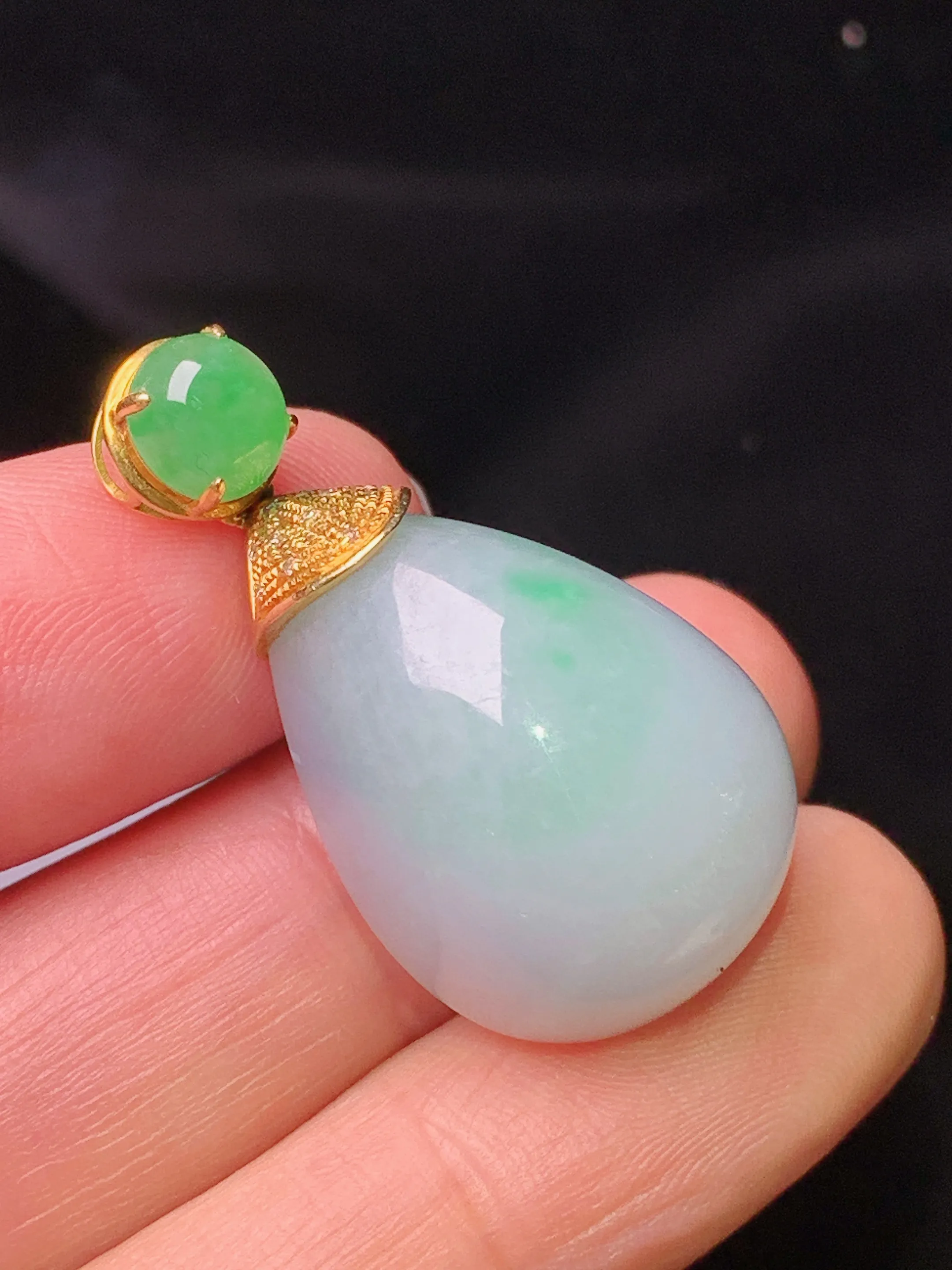 18k金镶嵌飘绿水滴吊坠 玉质细腻 色泽清新艳丽  整体尺寸33*17*14