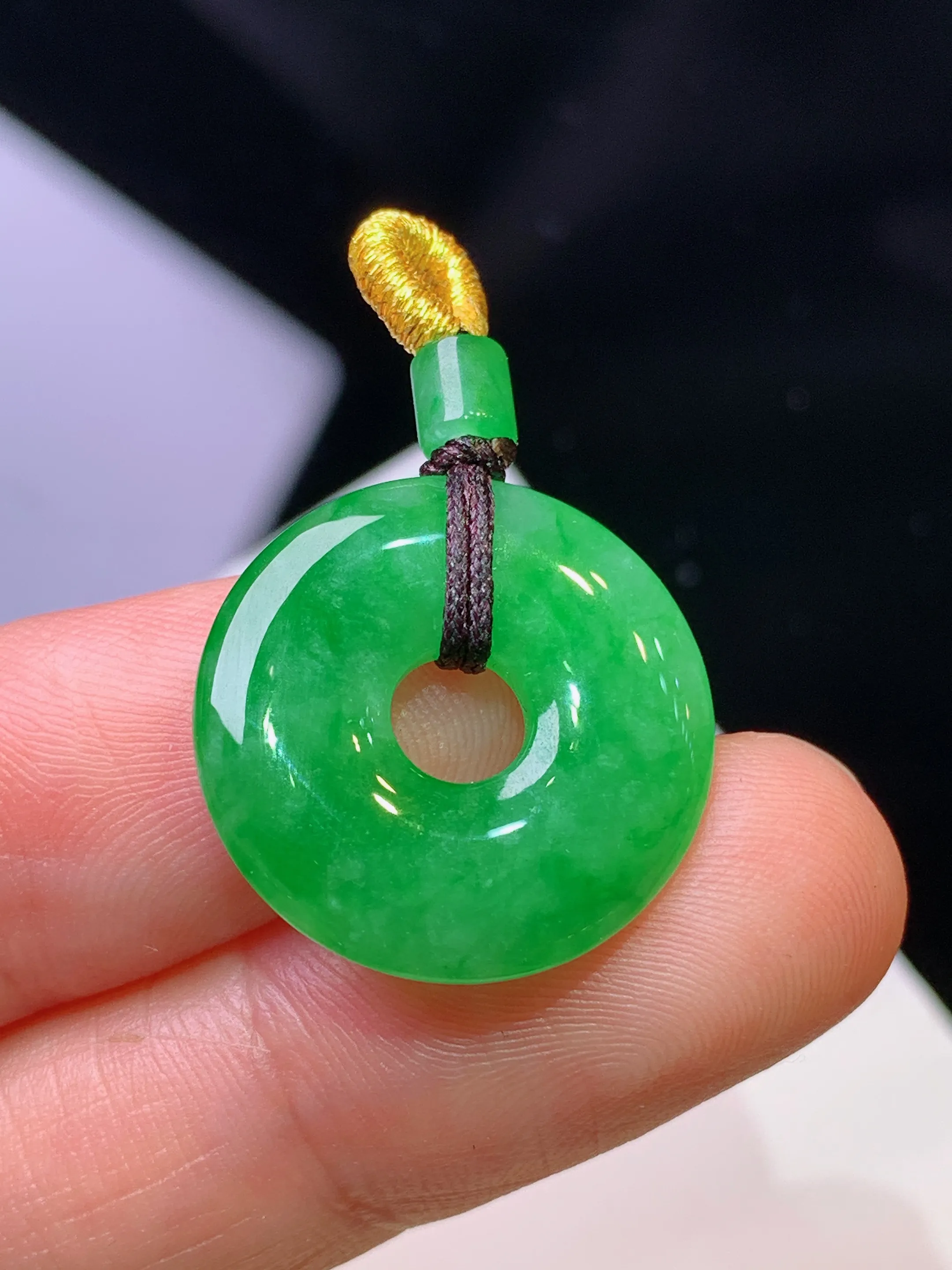 翠绿平安扣吊坠 玉质细腻 色泽清新艳丽  整体尺寸19.2*3.5
