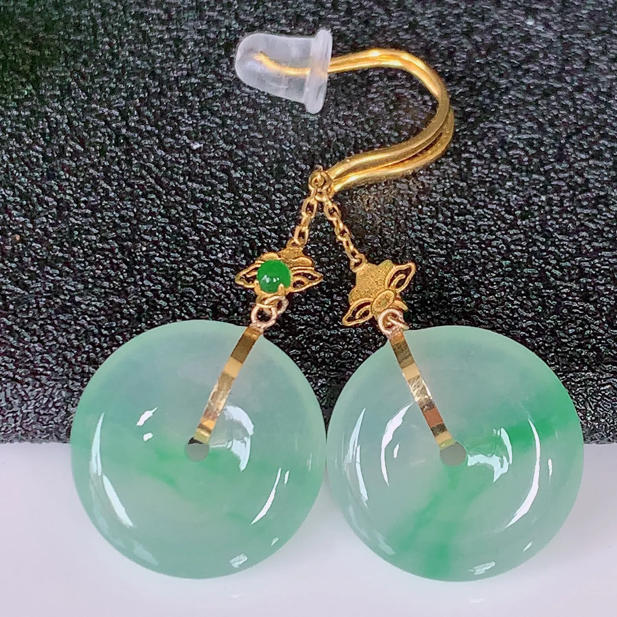 自然光实拍，18K金镶嵌冰种飘绿翡翠平安扣耳坠，玉扣，冰润光泽，寓意平平安安，平安扣佩戴时尚漂亮！#41.29整体34.5裸石13.8*4