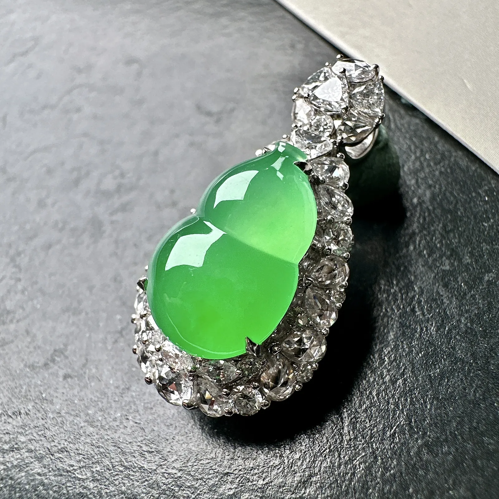 【冰种满绿葫芦】种水色俱全，冰透闪亮，通透感饱满度很好，18k金钻豪华镶嵌，裸石尺寸15.7*10.8*5.5毫米