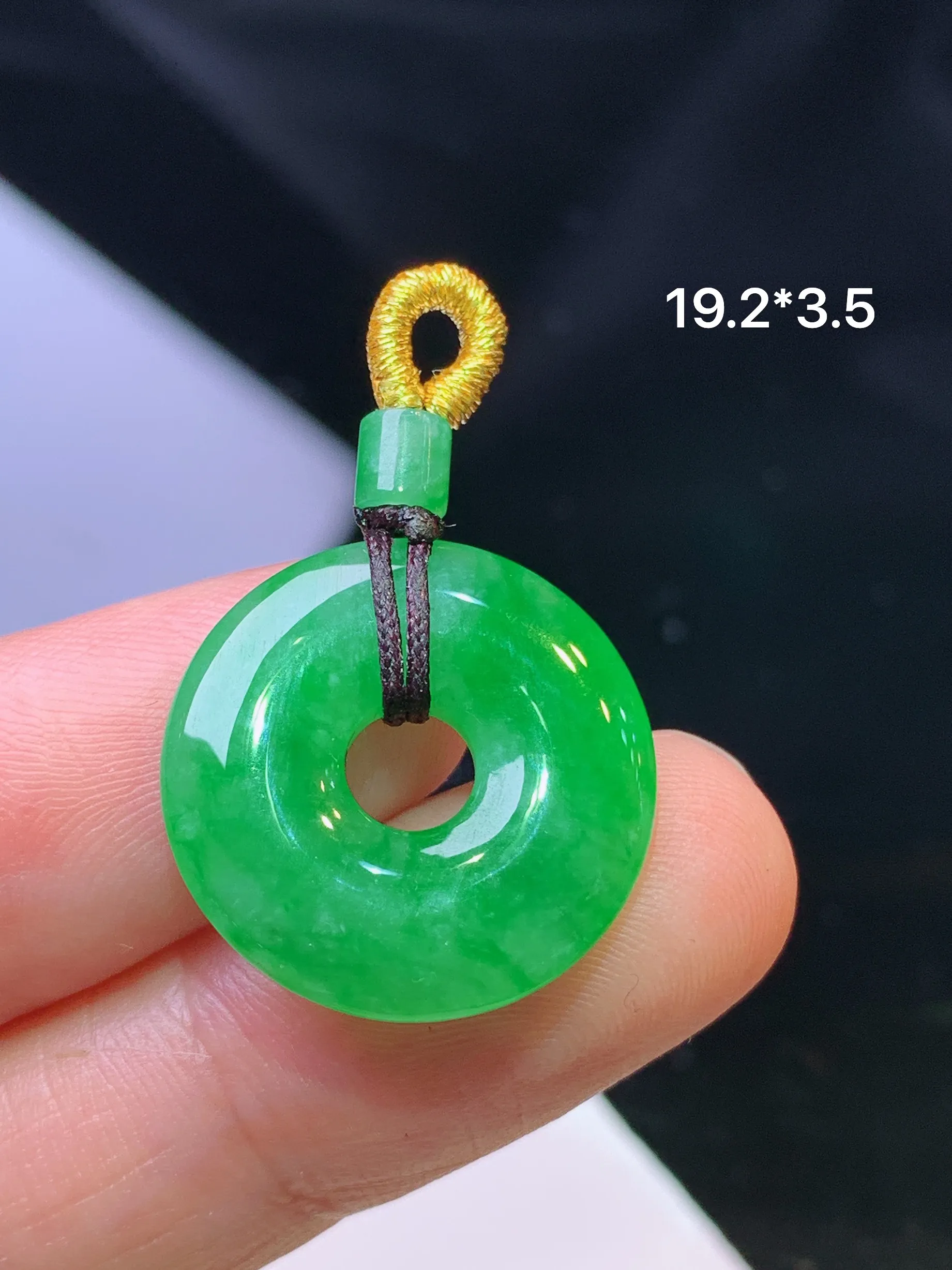 翠绿平安扣吊坠 玉质细腻 色泽清新艳丽  整体尺寸19.2*3.5