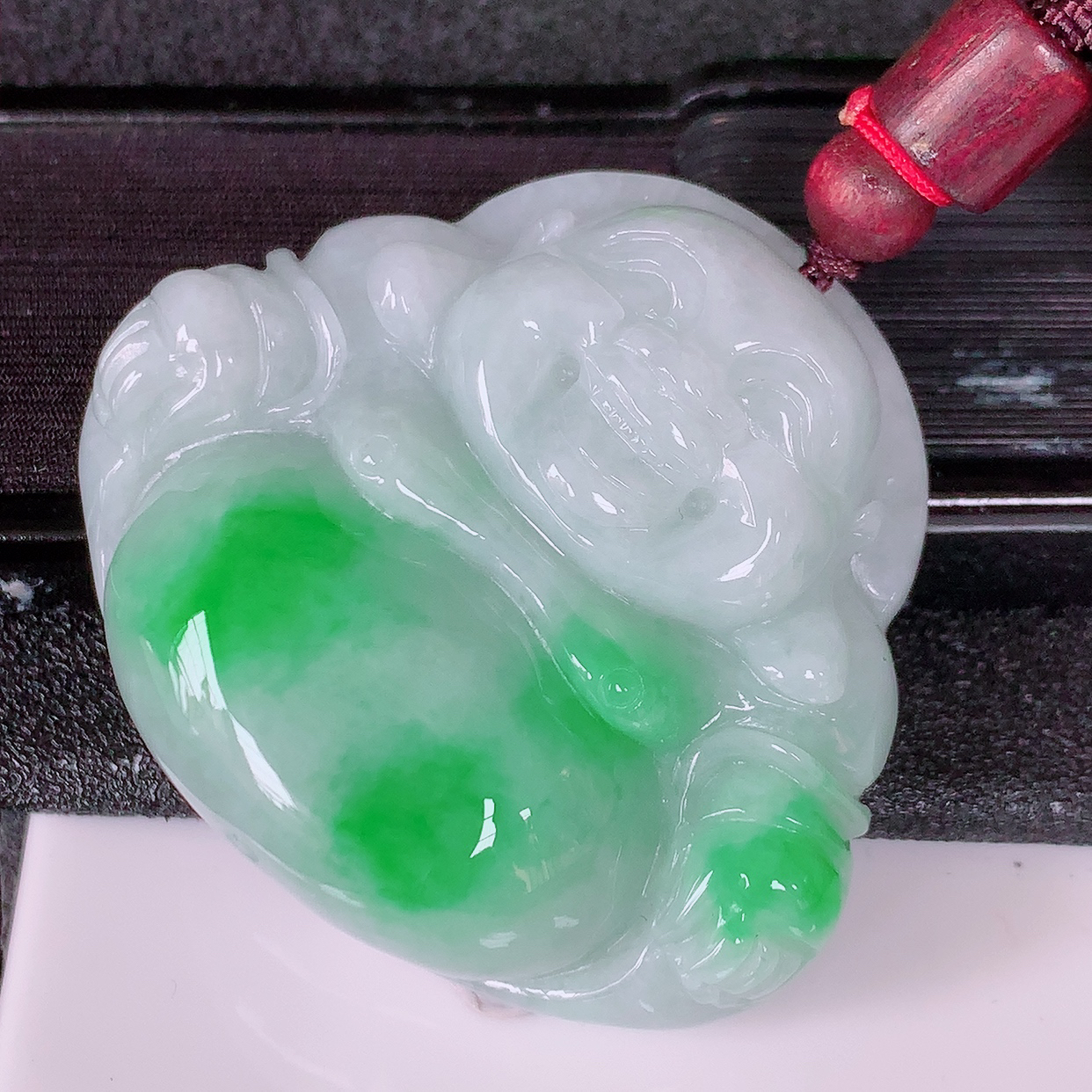 自然光实拍，大件厚装飘绿翡翠佛公吊坠，翡翠开心笑佛，种老水足，颜色漂亮，立体饱满圆润，佩戴效果赞#46.29