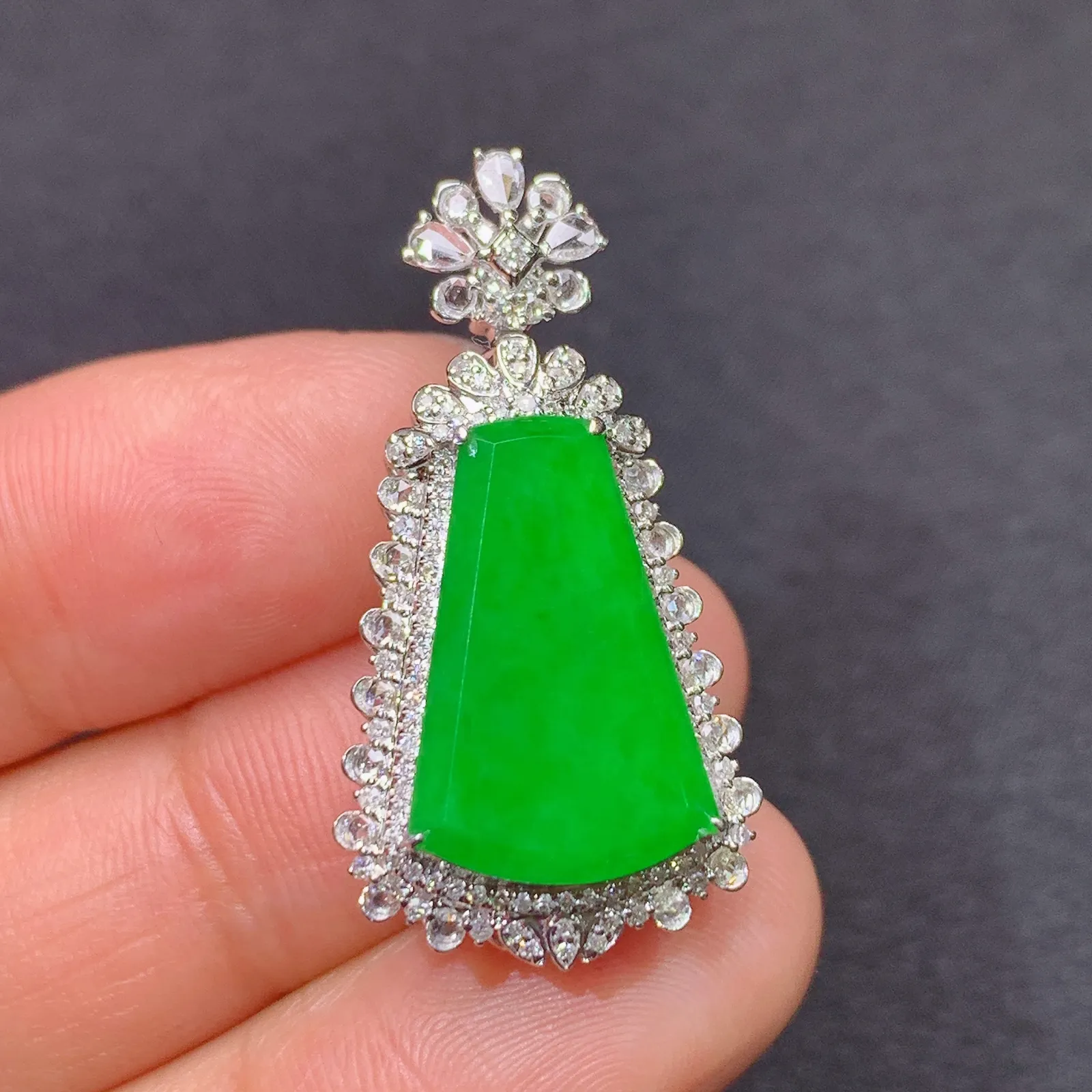 阳绿无事牌吊坠，18k金镶嵌，色泽鲜阳，种老水足 尺寸31*16.3*9.8