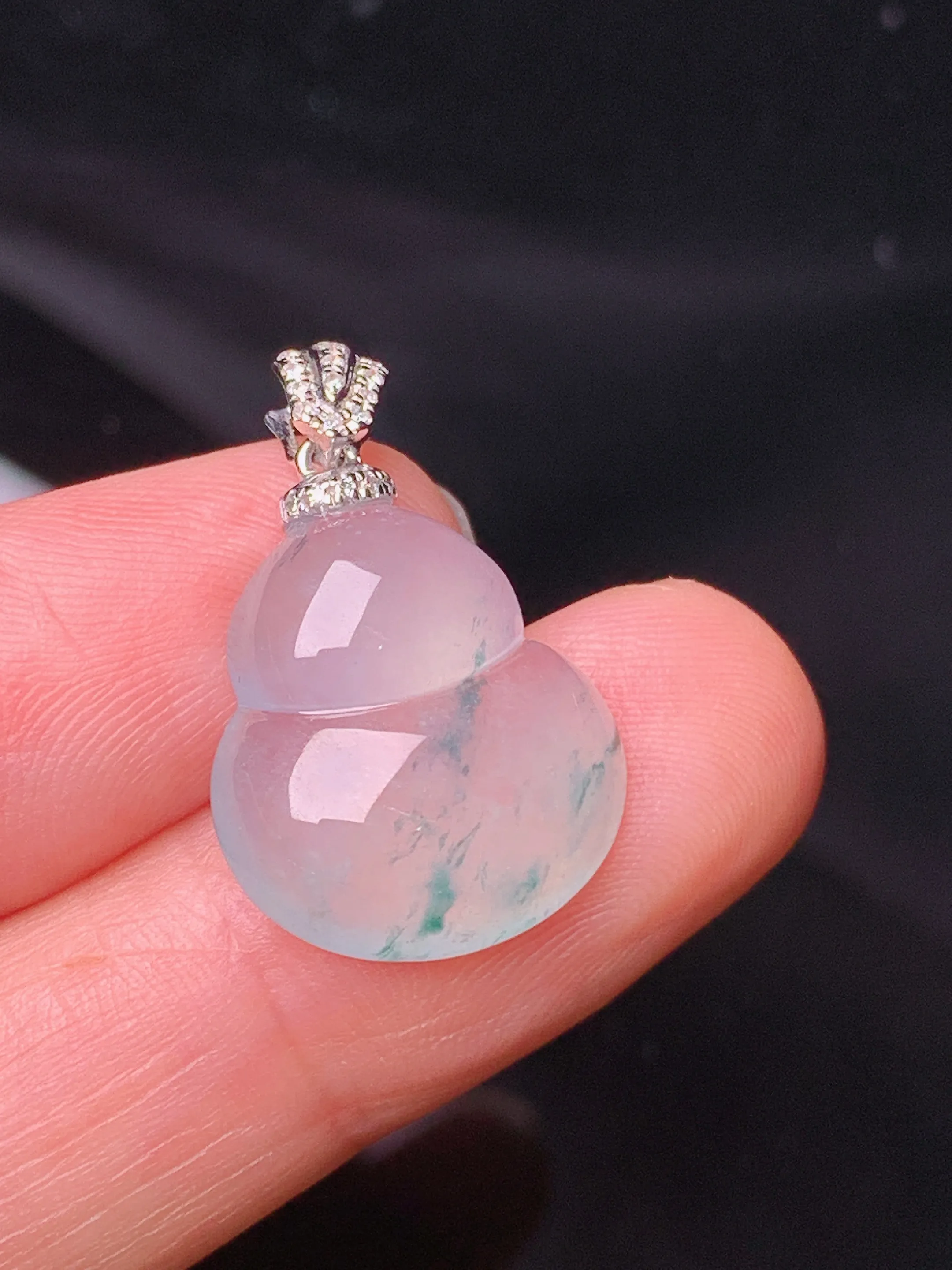 18k金钻镶嵌冰种葫芦吊坠 玉质细腻 色泽清新艳丽  整体尺寸23.3*15*4.7