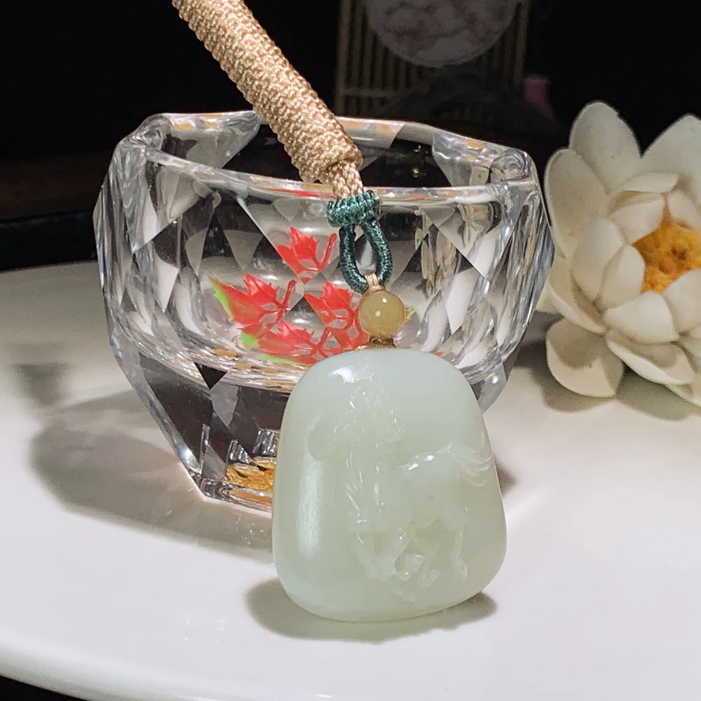 和田玉白玉糖料扭转乾坤牛挂件。尺寸33/31/12重23.6克。玉质细腻油润。手推出油。佩戴高端典雅。lt251201