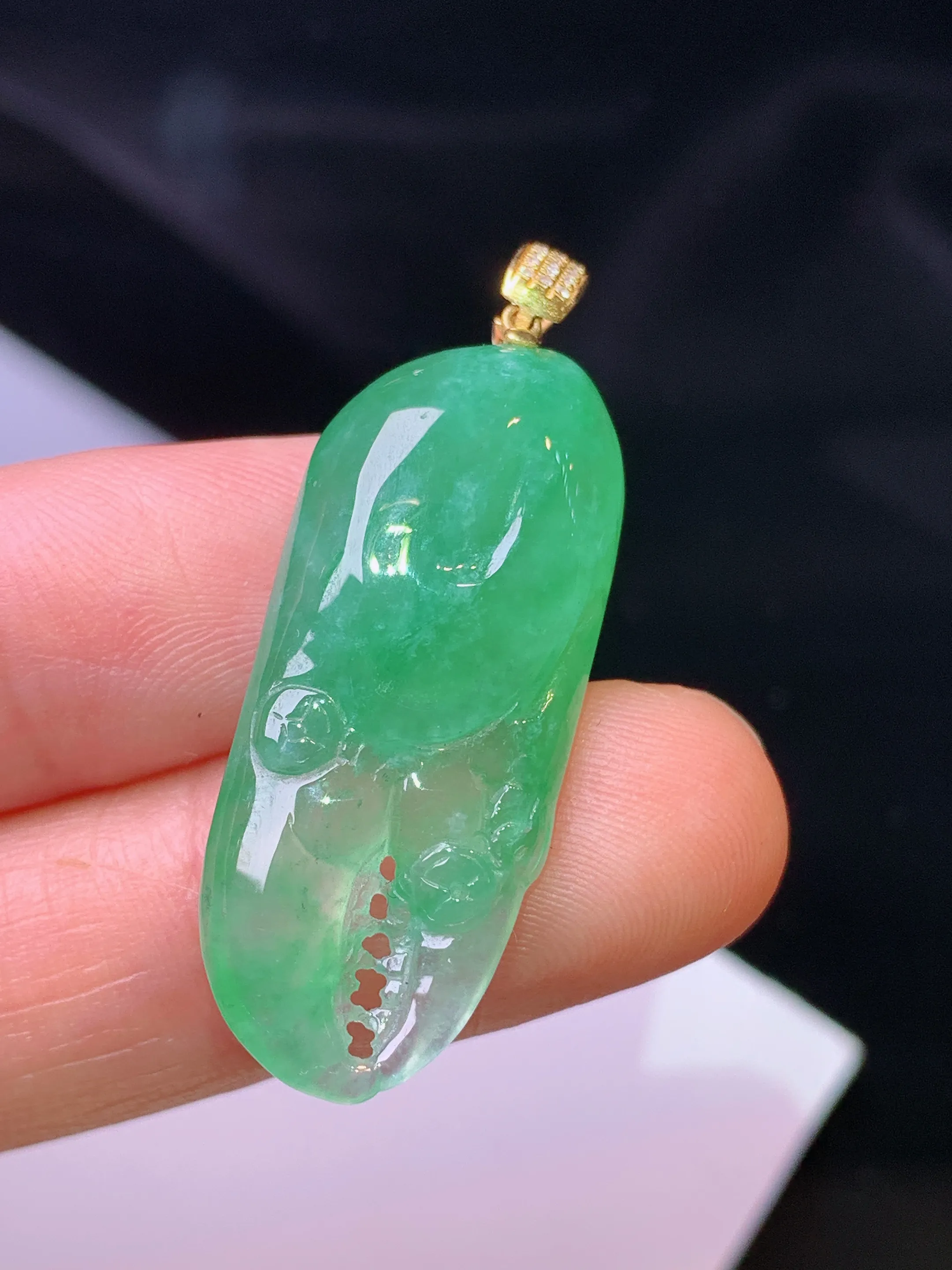 18k金钻镶嵌翠绿蟹钳吊坠 玉质细腻 色泽清新艳丽  整体尺寸39.3*13.5*8