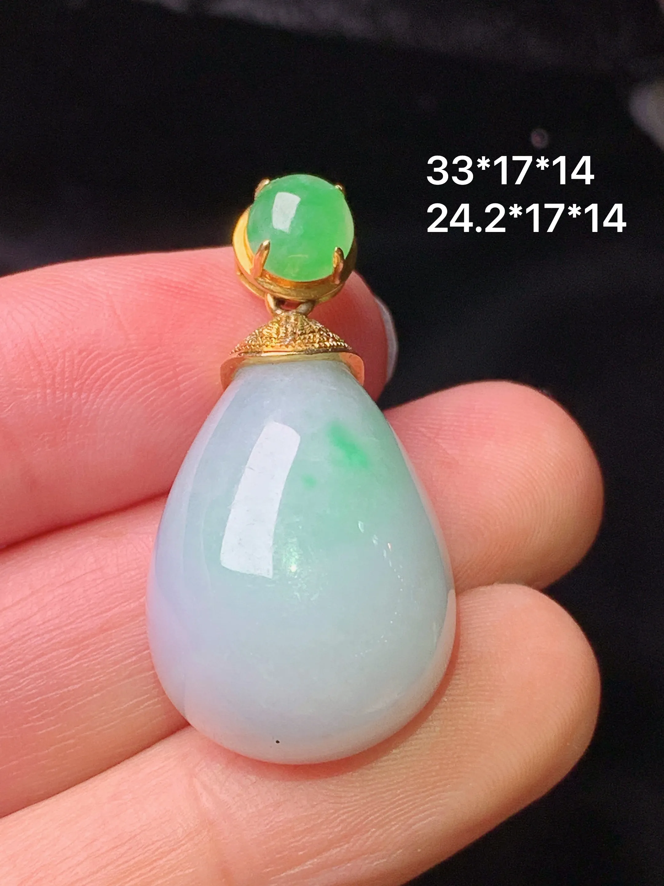 18k金镶嵌飘绿水滴吊坠 玉质细腻 色泽清新艳丽  整体尺寸33*17*14