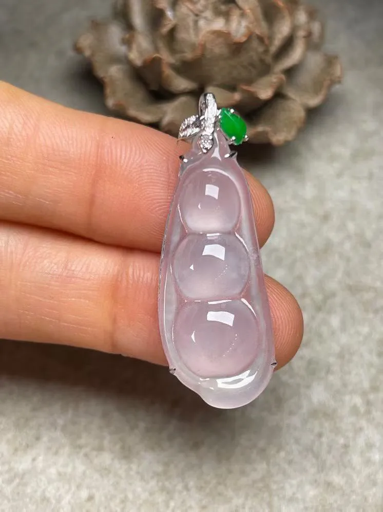 冰种福豆吊坠、真金真钻镶嵌，种水好，玉质细腻 .裸石尺寸 32.6*13.3