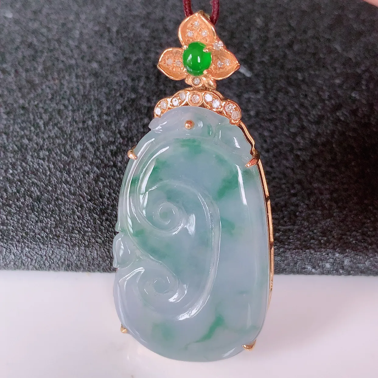 自然光实拍，18k金镶嵌冰种紫罗兰飘花翡翠如意吊坠，寓意顺心如意，事事如意，吉祥如意，细腻饱满，色泽鲜艳，称心如意佩戴优雅时尚！#83.29整体40*18.5*5.2裸石30*18